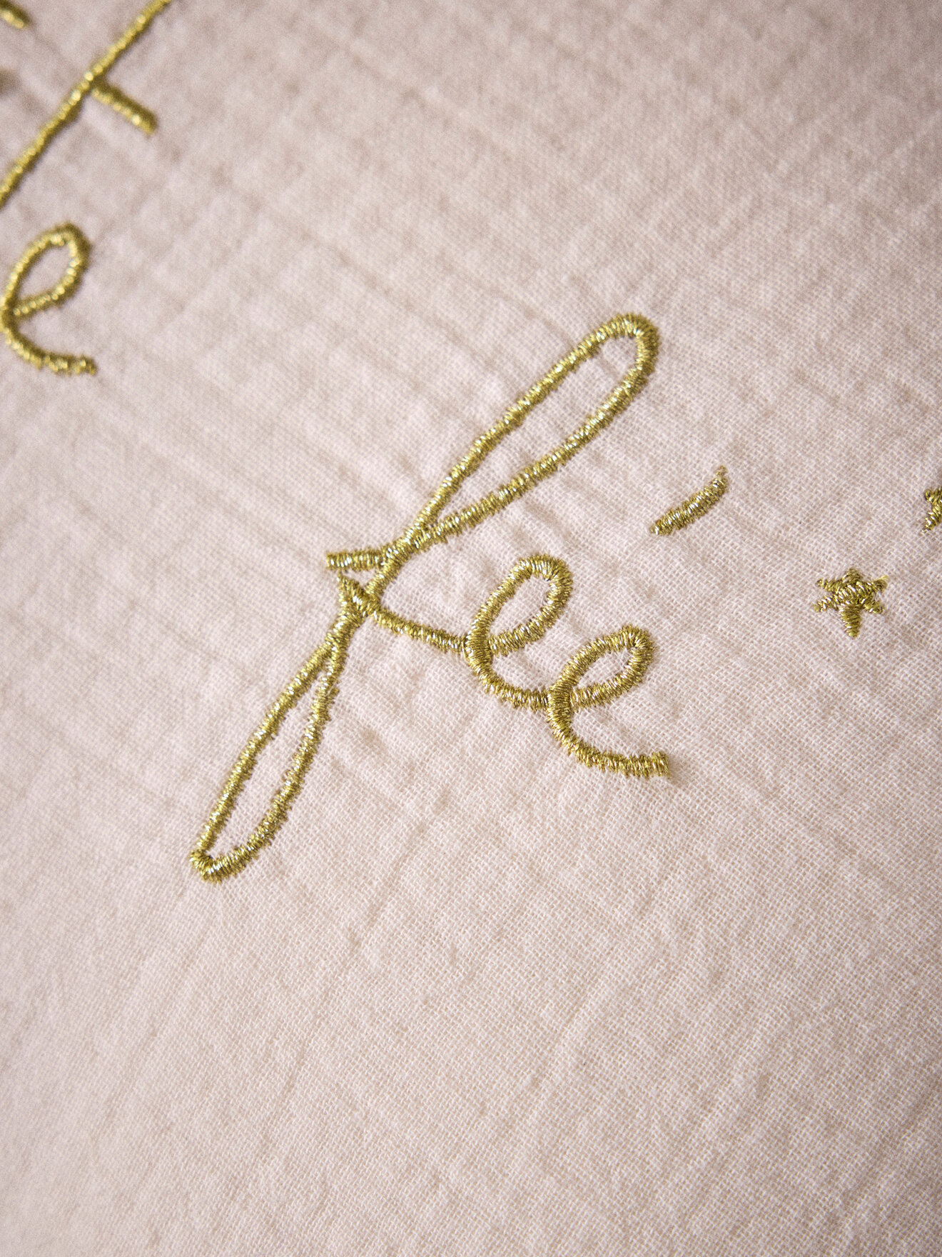 Coussin volanté en gaze et broderie dorée CYRILLUS Blanc