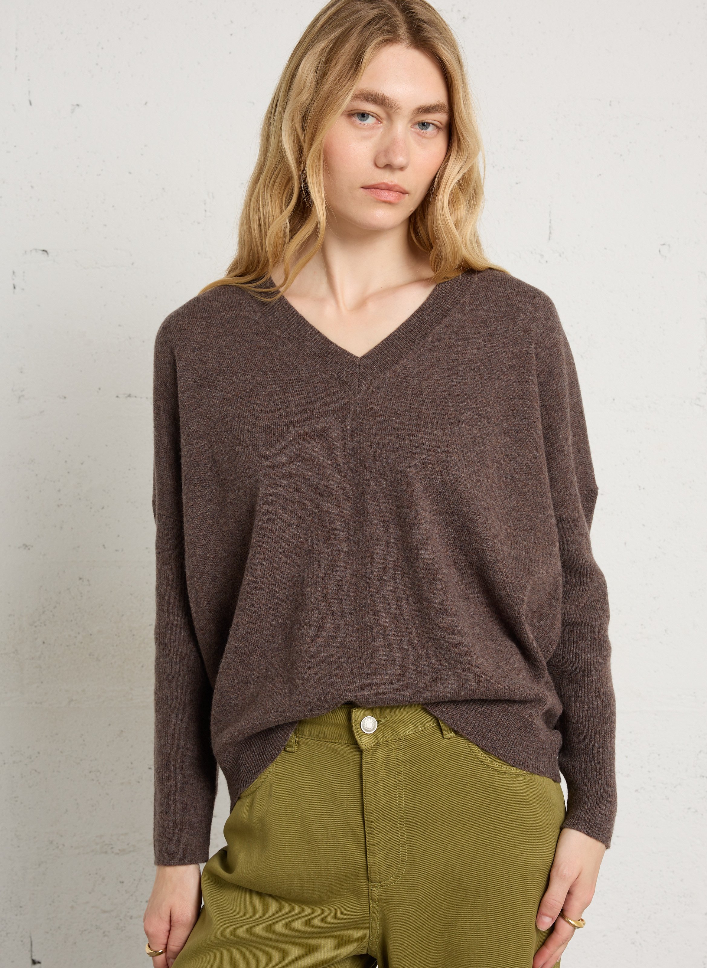 Ruime wollen V-hals trui met studs BERENICE Bruin