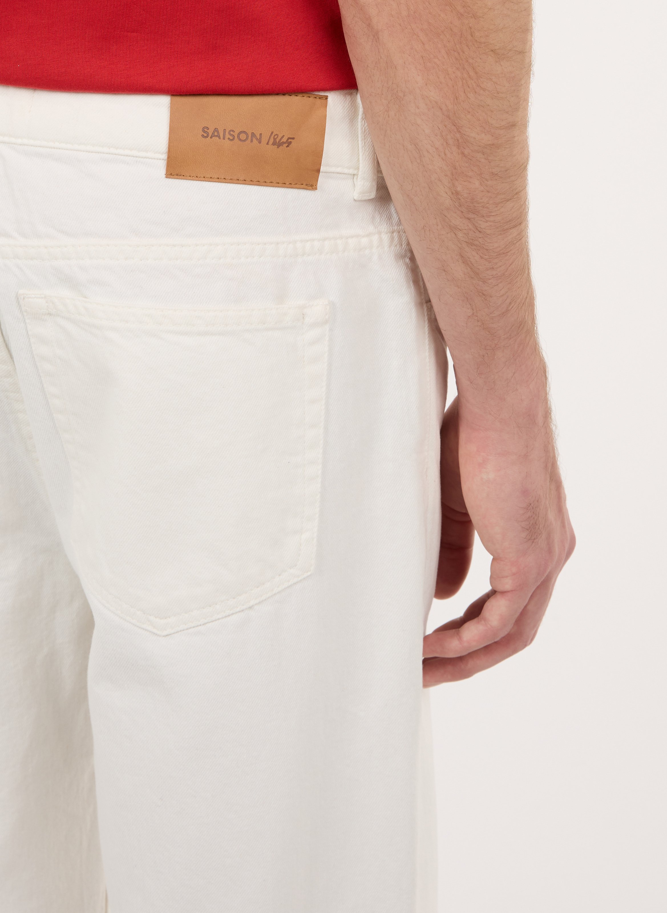 - Rechte jeans
- 5 zakken
- Recht model
- Verwassen effect SAISON 1865 Beige