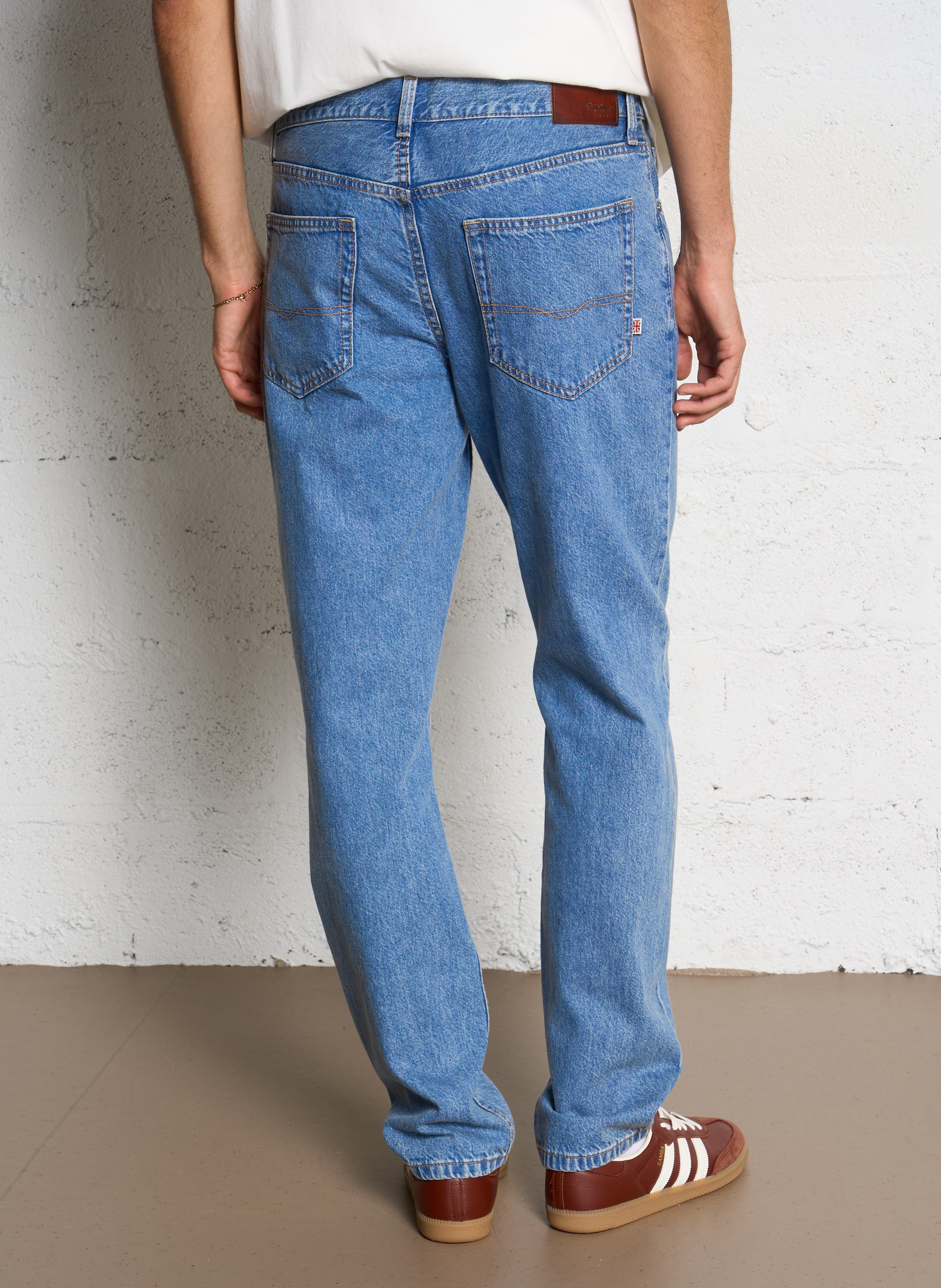- Straight-leg jeans
- 5 pockets
- Straight cut
- Faded effect PEPE JEANS Blue
