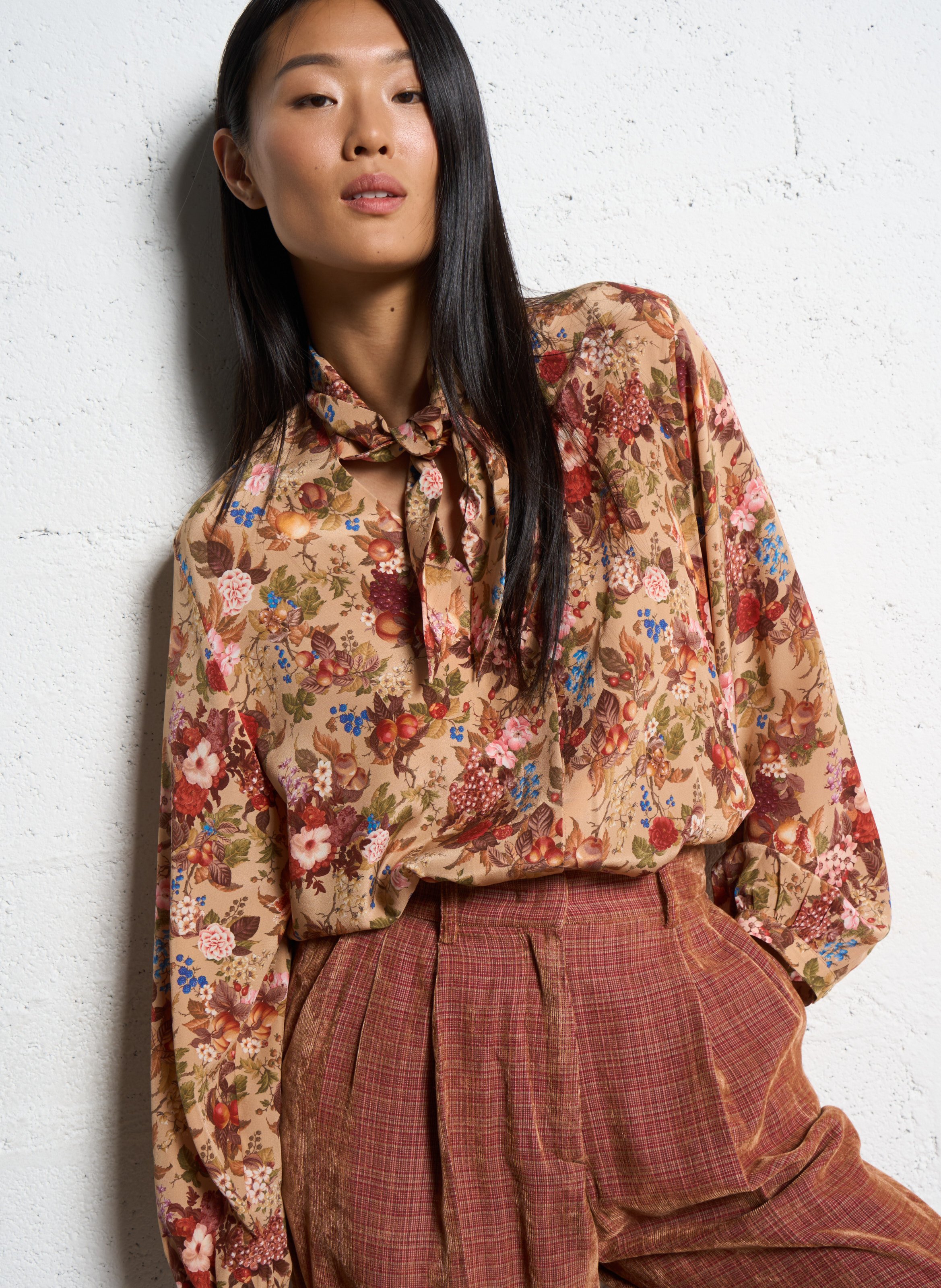 Chemise col lavallière en soie MOMONI Beige