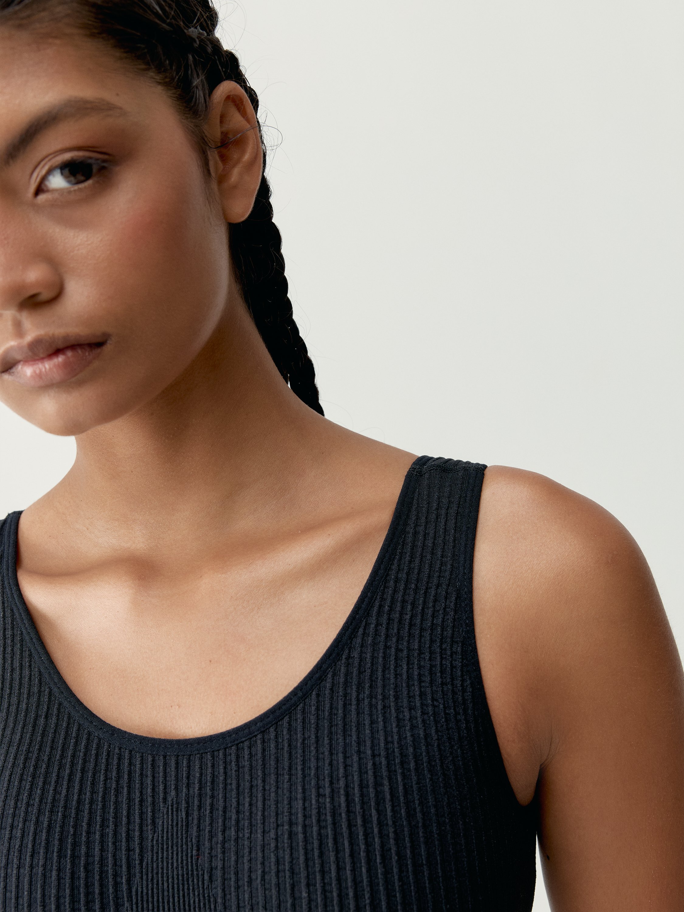 Seamless high-impact sports bra with high support BORN LIVING YOGA Black