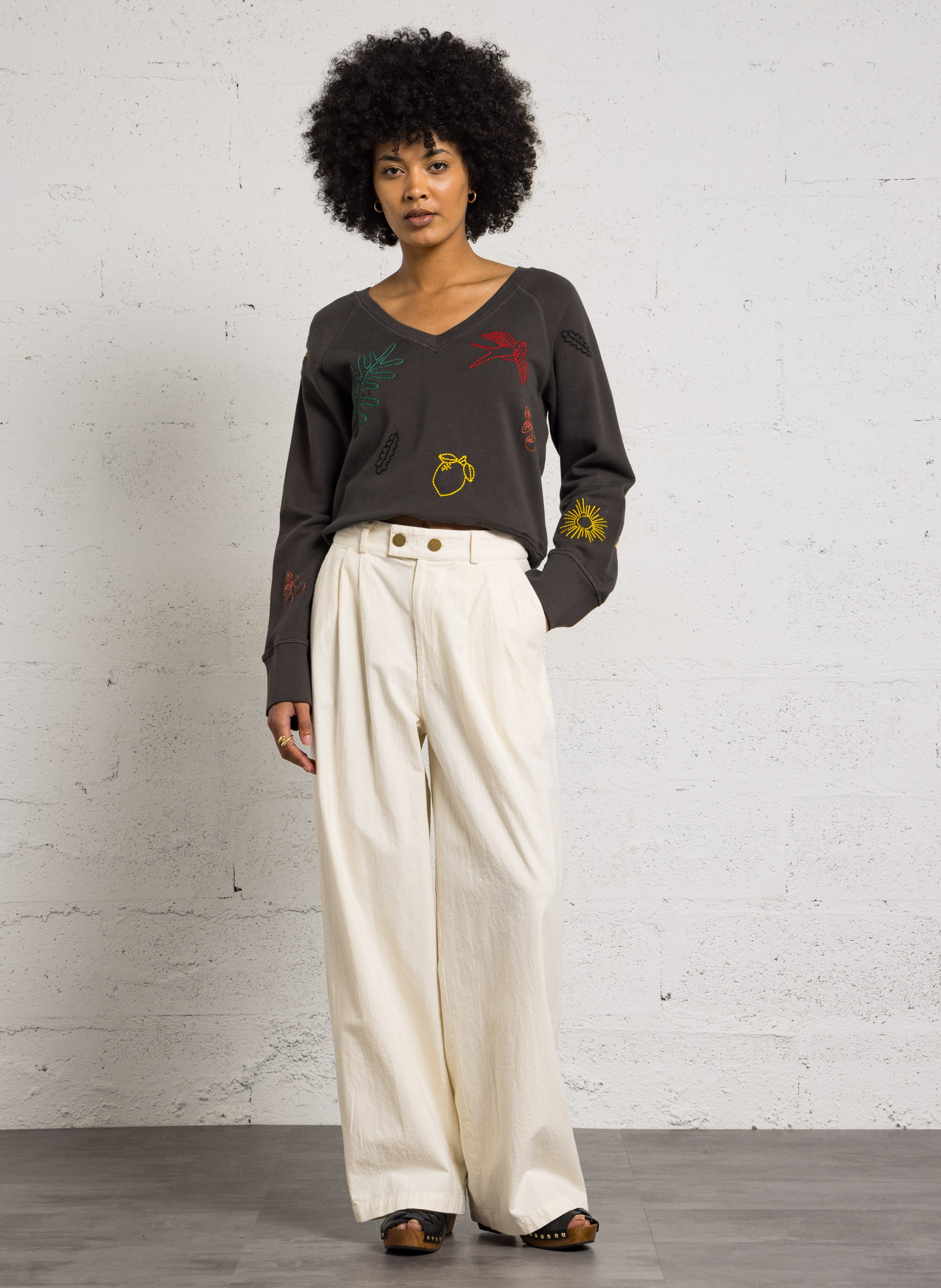 V-Ausschnitt-Sweatshirt mit bestickten Mustern LEON & HARPER Grau