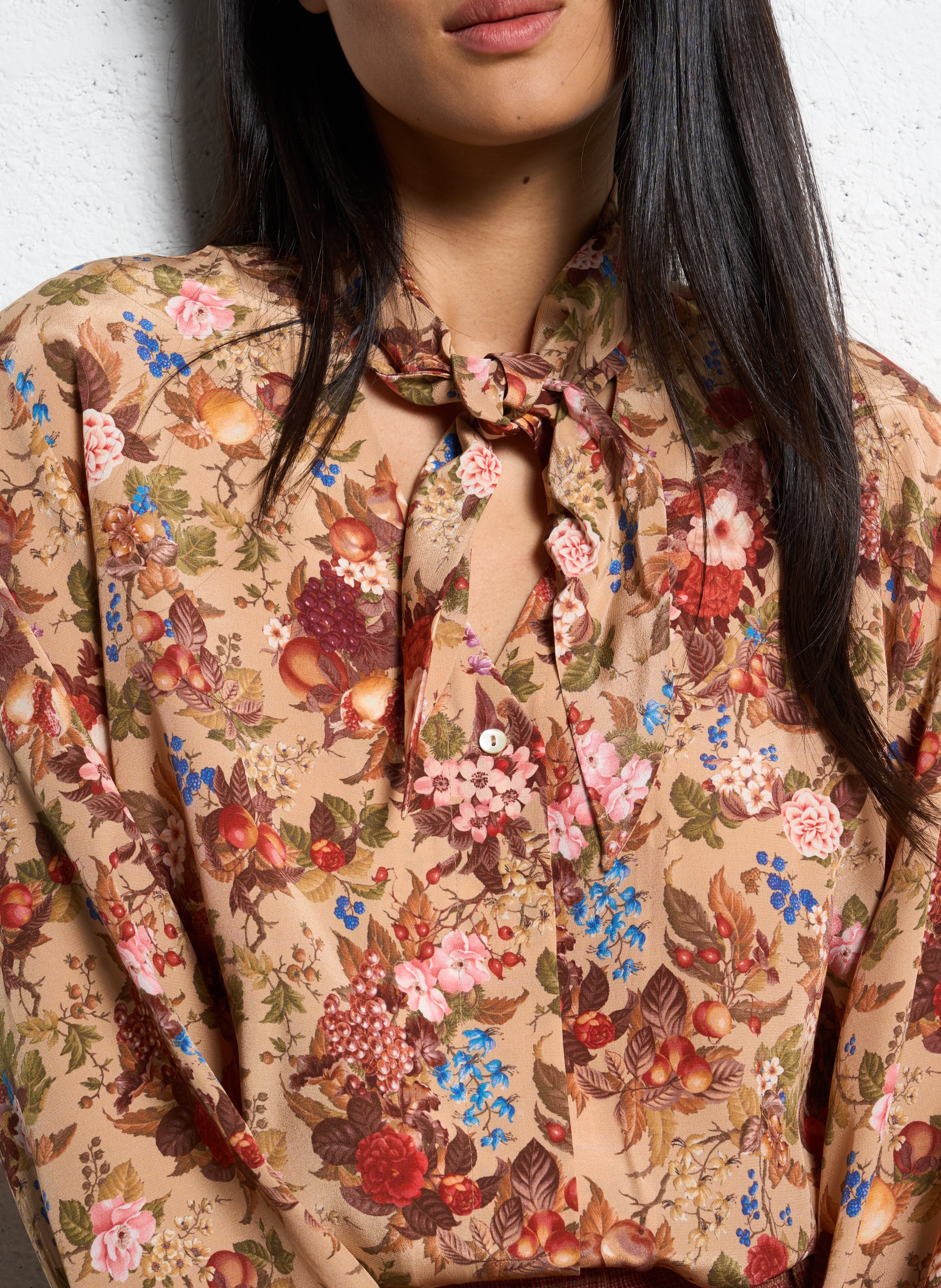 Chemise col lavallière en soie MOMONI Beige