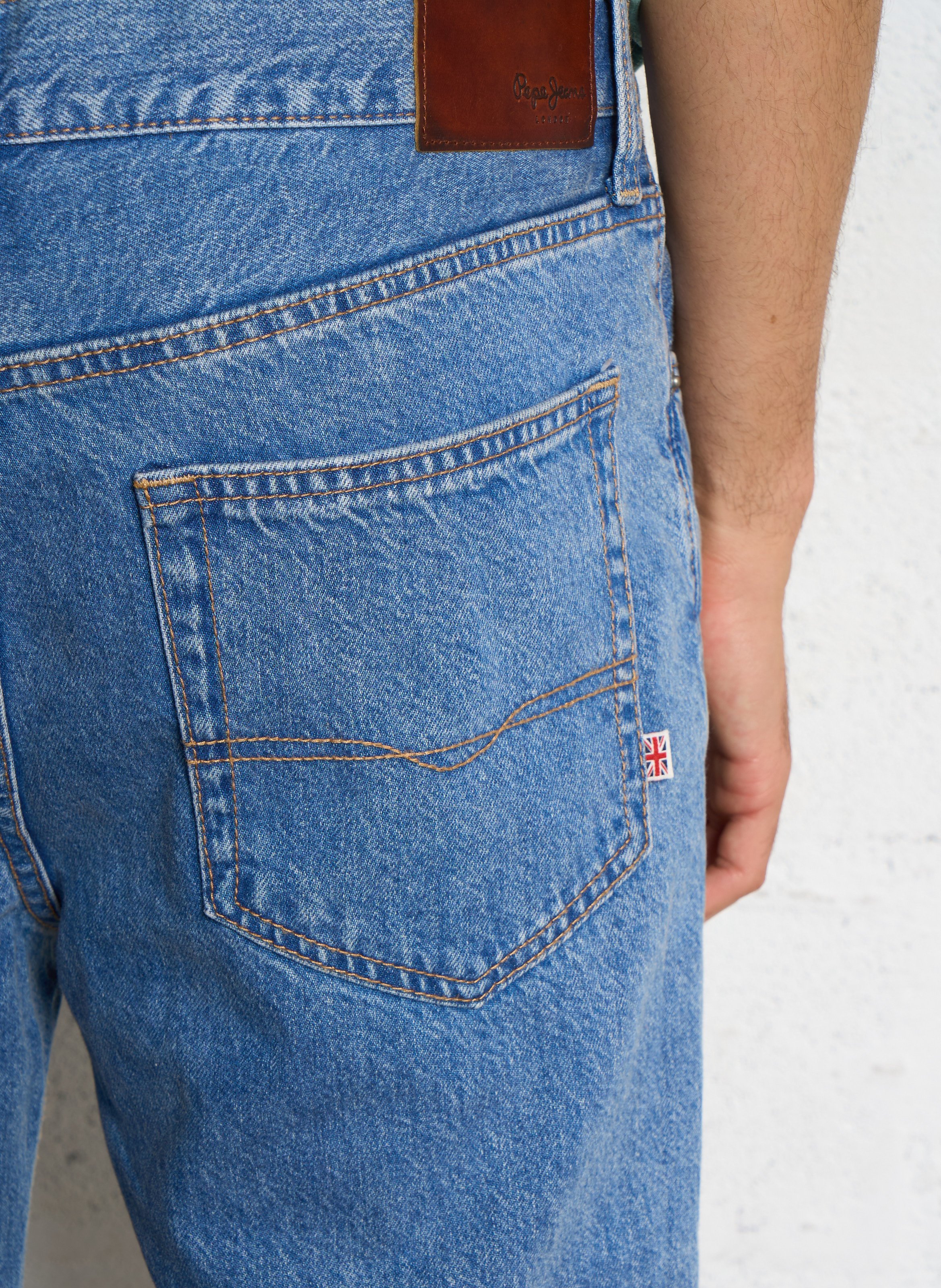 - Straight-leg jeans
- 5 pockets
- Straight cut
- Faded effect PEPE JEANS Blue