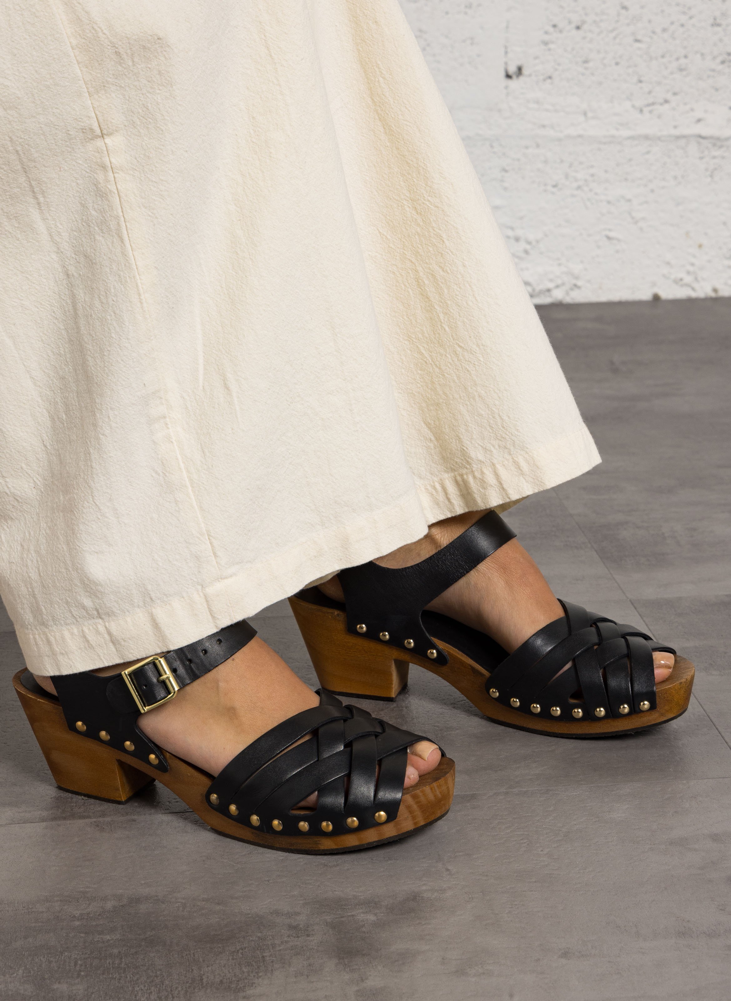 Sandales compensées en cuir LEON & HARPER Noir