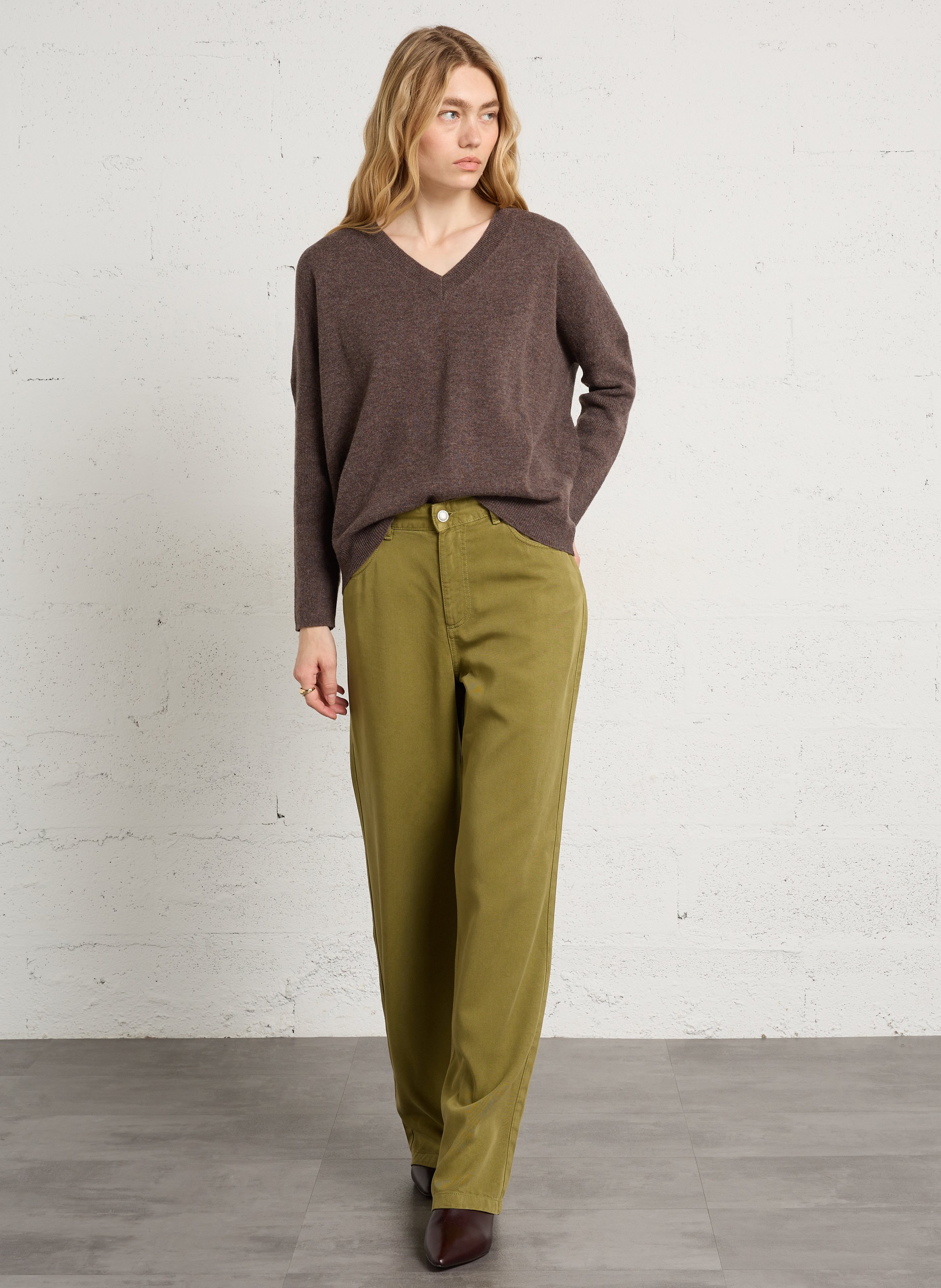 Ruime wollen V-hals trui met studs BERENICE Bruin
