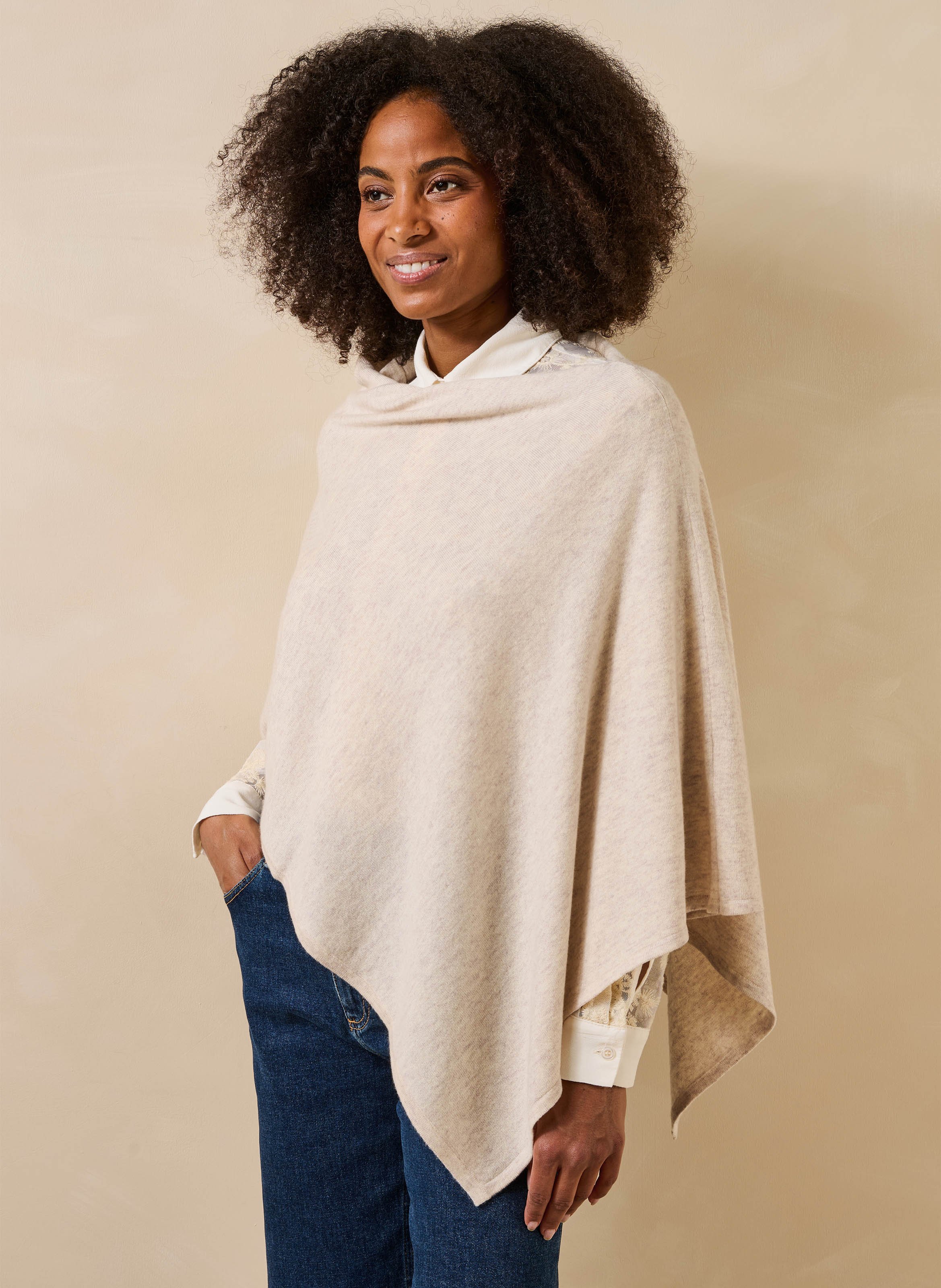 Asymmetrischer Poncho aus Wolle und Kaschmir LA FEE MARABOUTEE Beige
