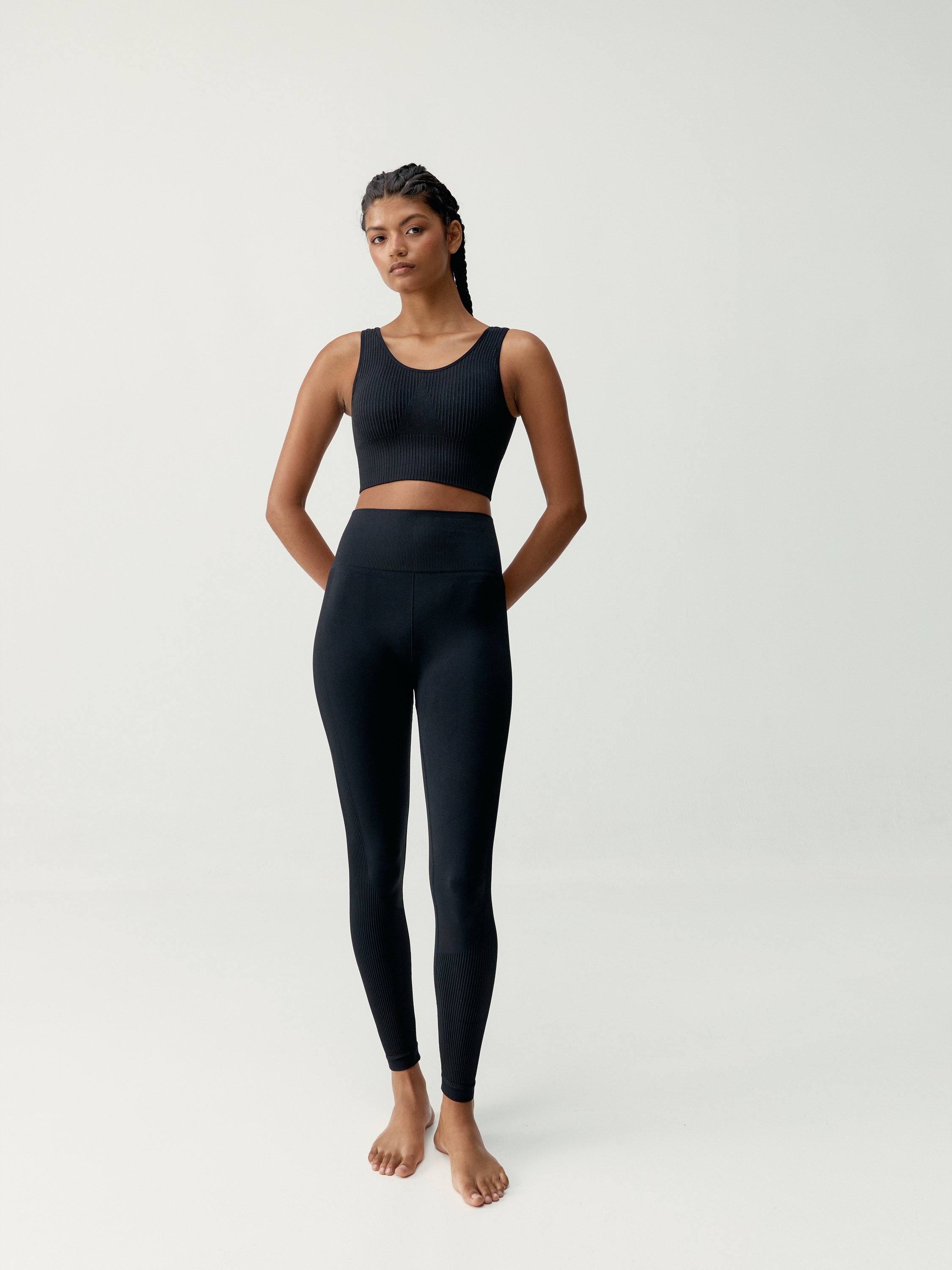 Seamless high-impact sports bra with high support BORN LIVING YOGA Black