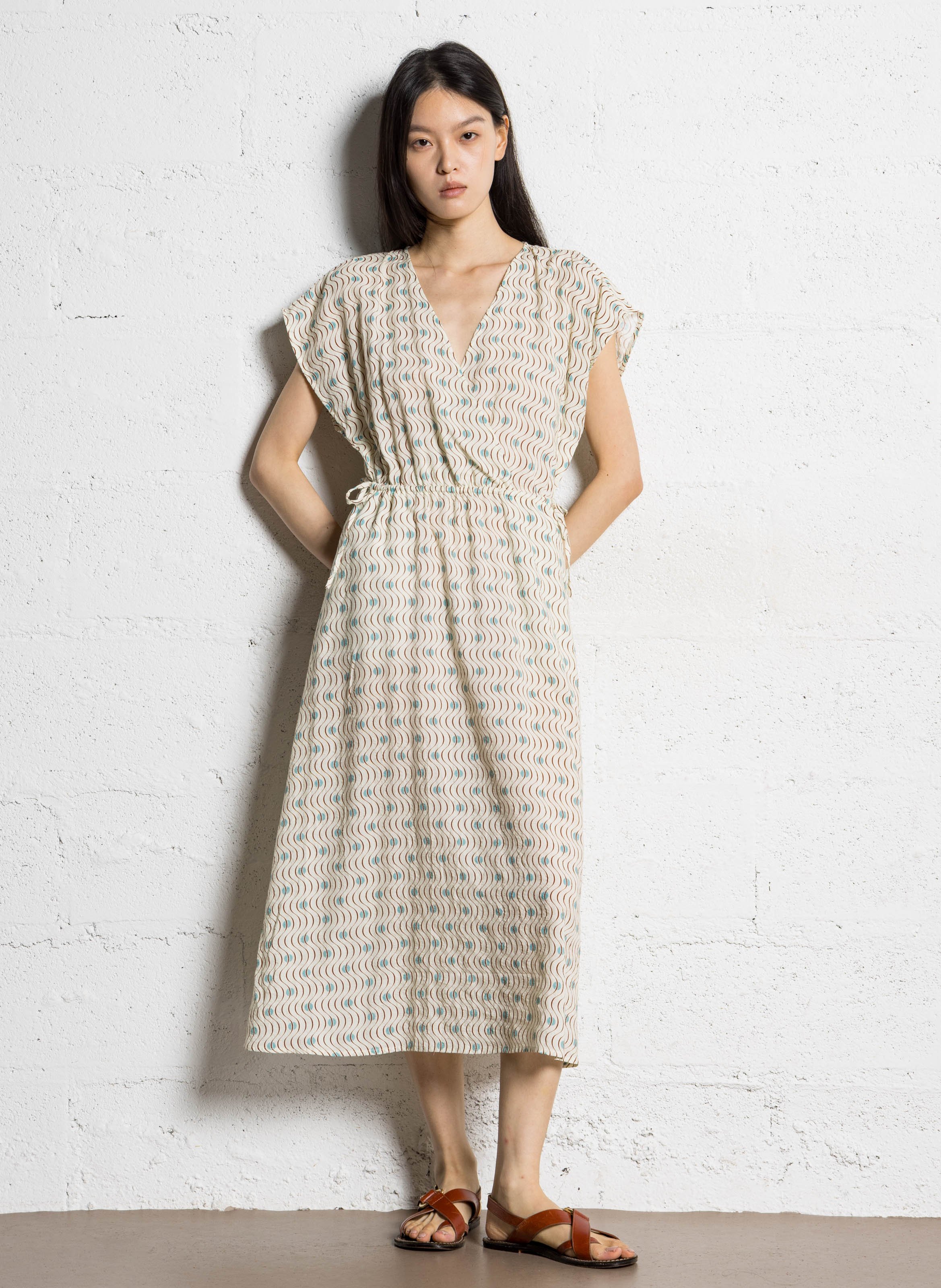 Halflange jurk met V-hals en print NICE THINGS Beige