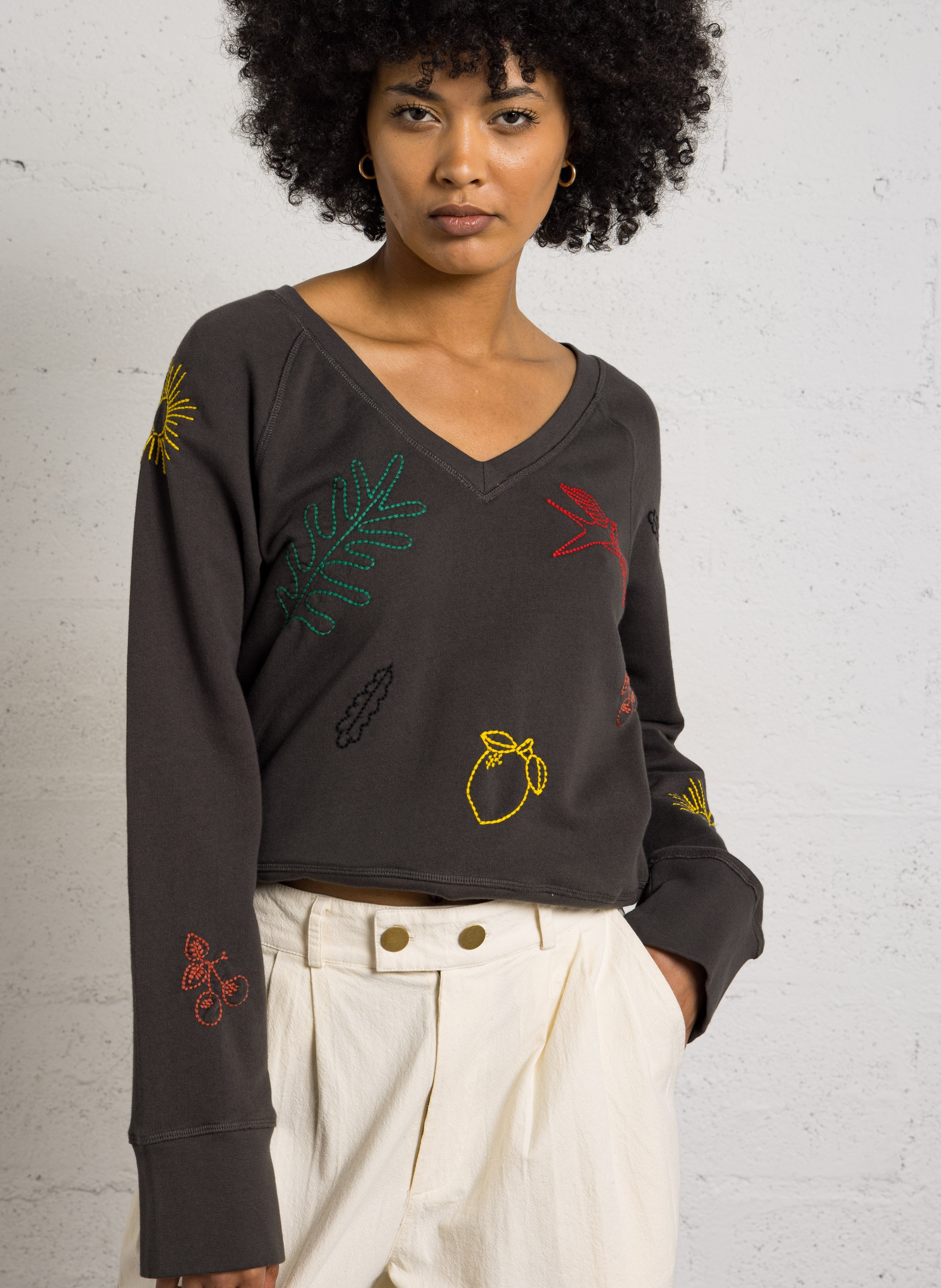 V-Ausschnitt-Sweatshirt mit bestickten Mustern LEON & HARPER Grau