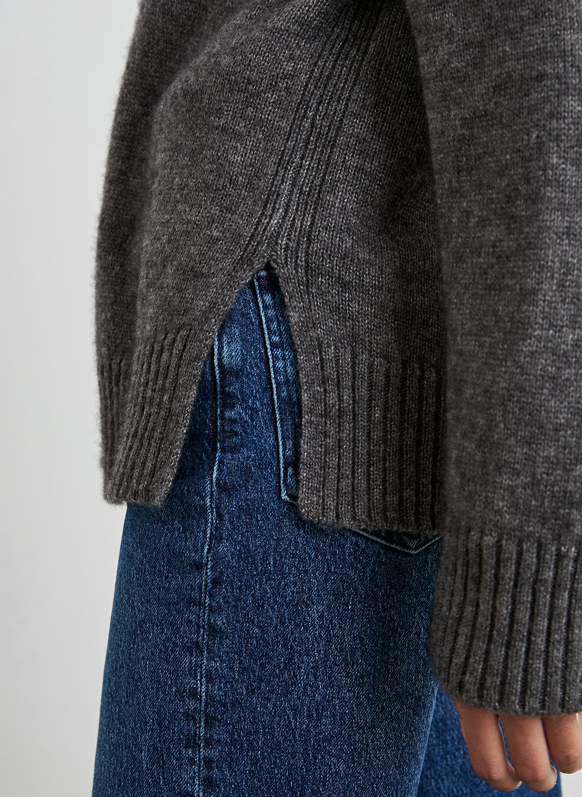 Pull col V en cachemire et en soie mélangés RAILS Gris