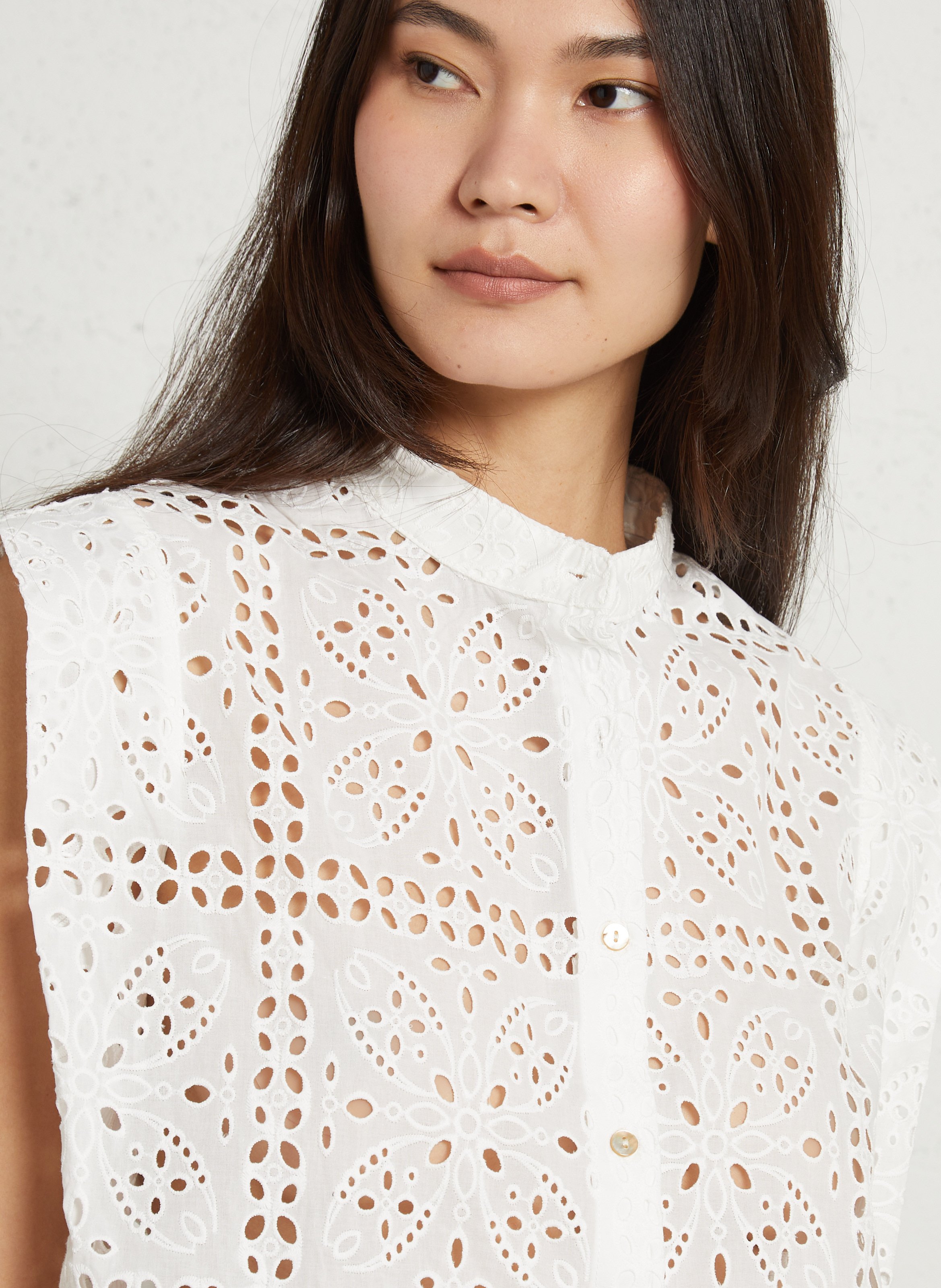 Ärmelloses Top mit Knopfleiste und Stickereien THE KORNER Weiss