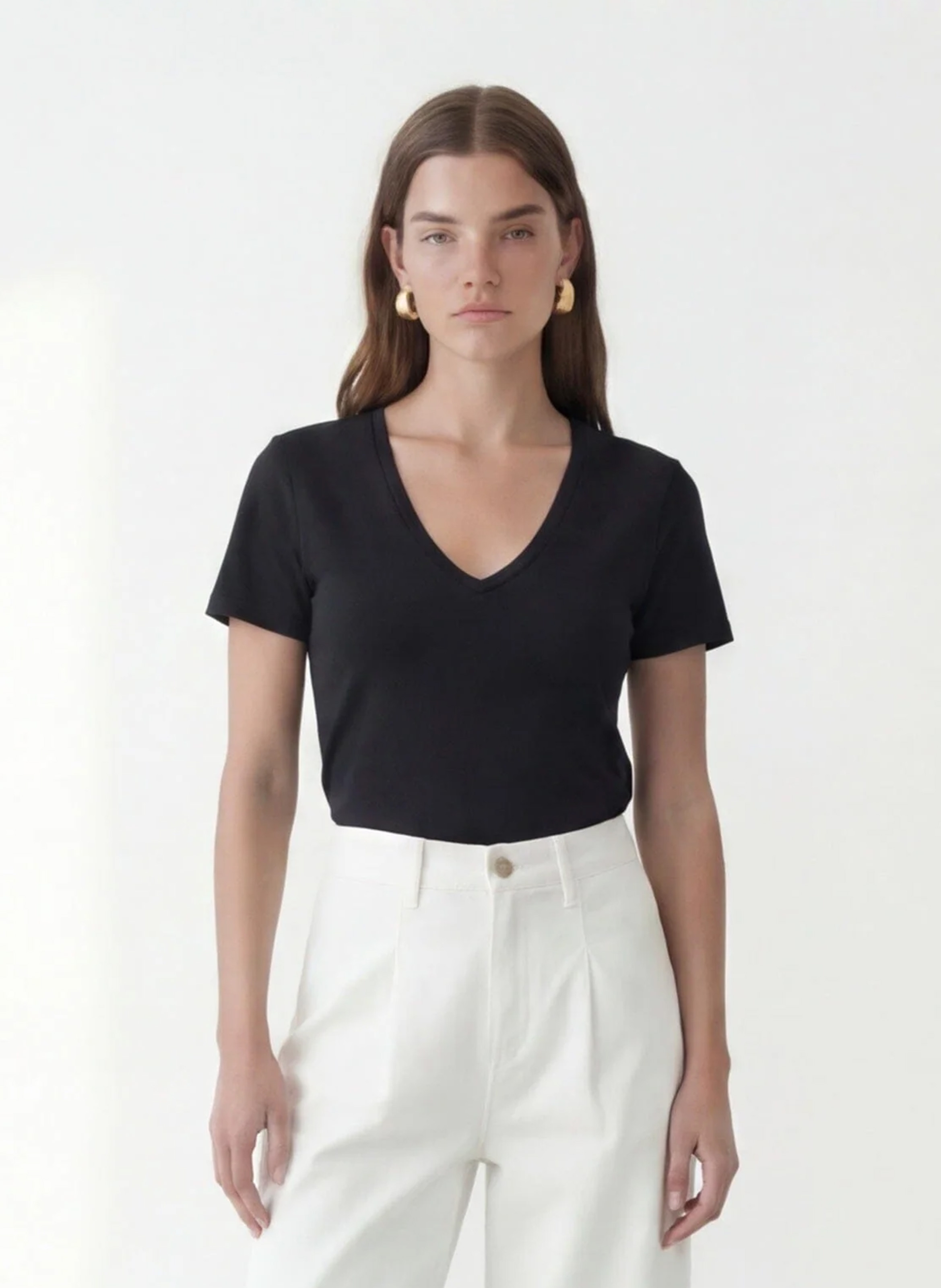 Aansluitend T-shirt met V-hals en korte mouwen. KOOKAI