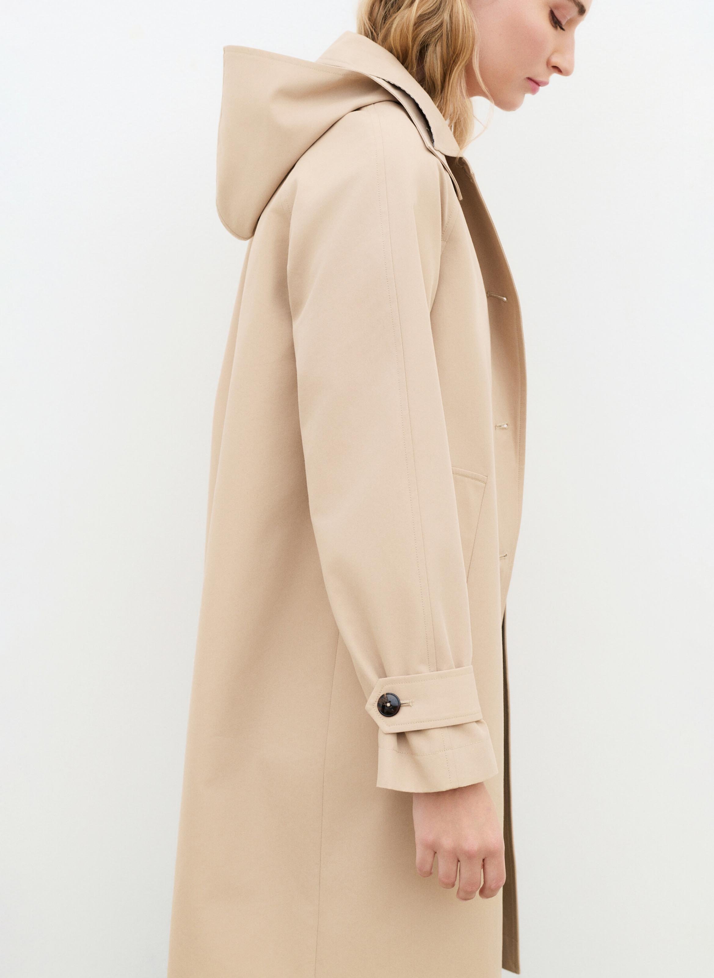 Mittellanger einfarbiger Trenchcoat mit Kapuze CAROLL Beige