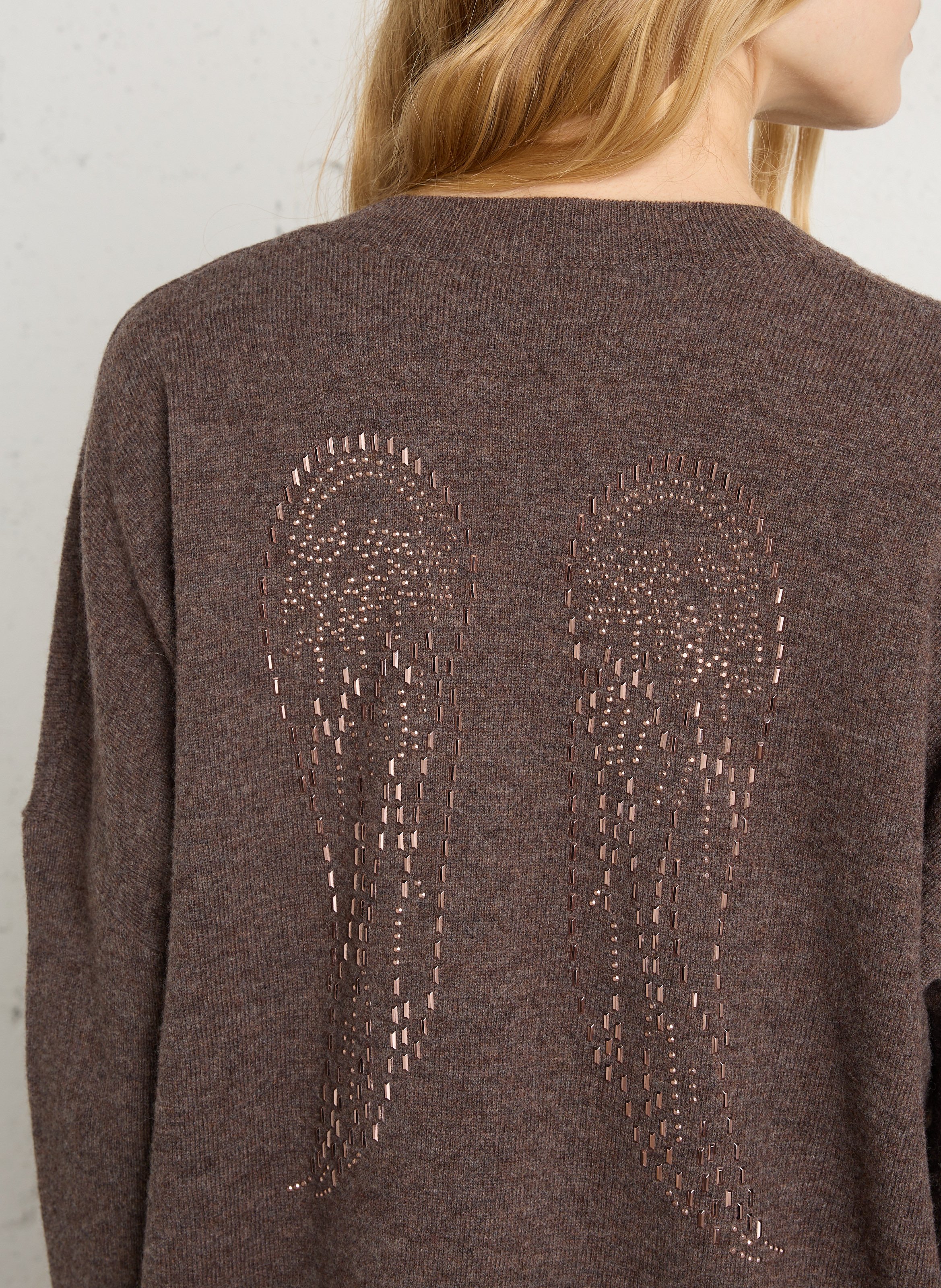 Ruime wollen V-hals trui met studs BERENICE Bruin