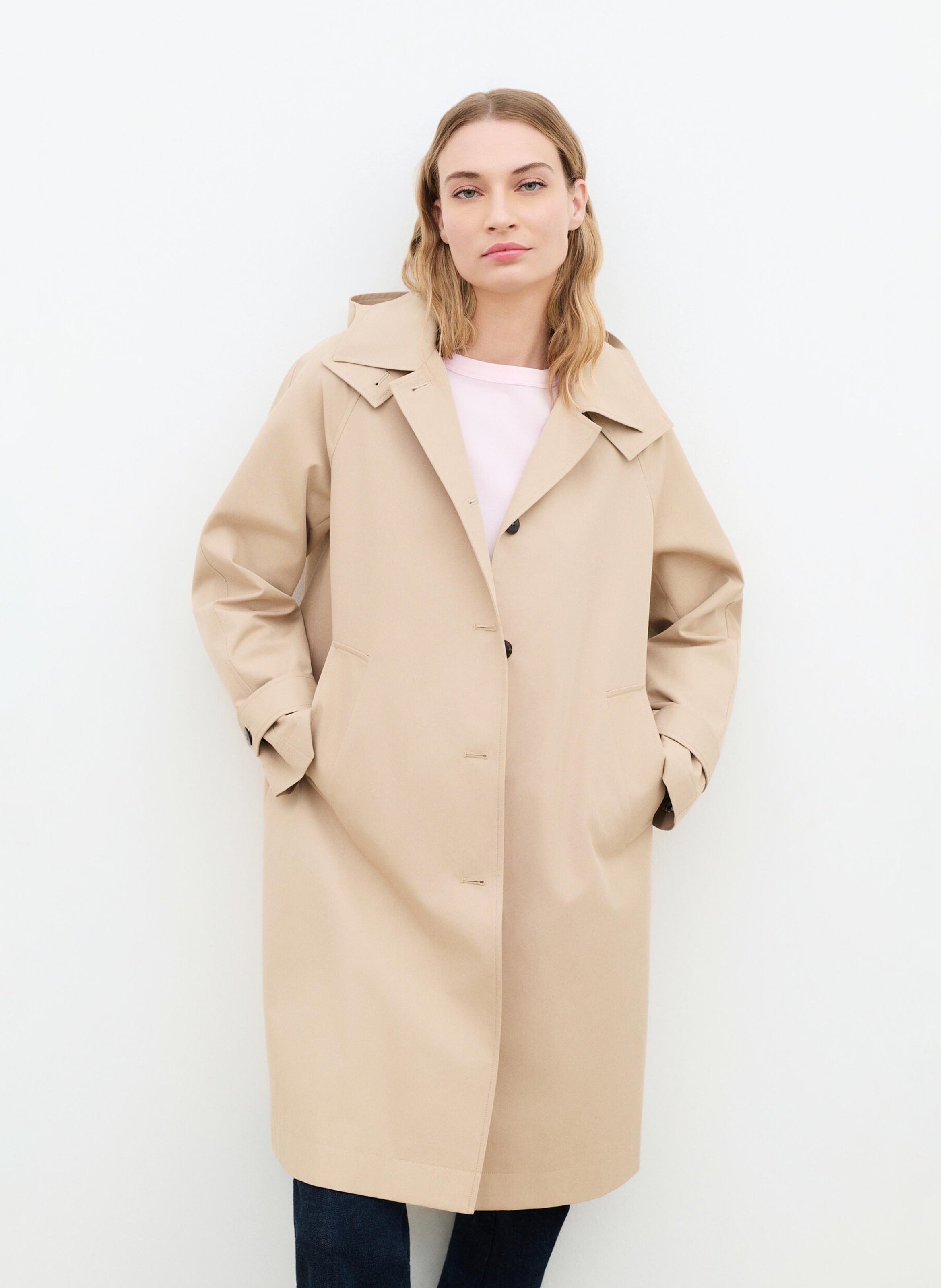 Mittellanger einfarbiger Trenchcoat mit Kapuze CAROLL Beige