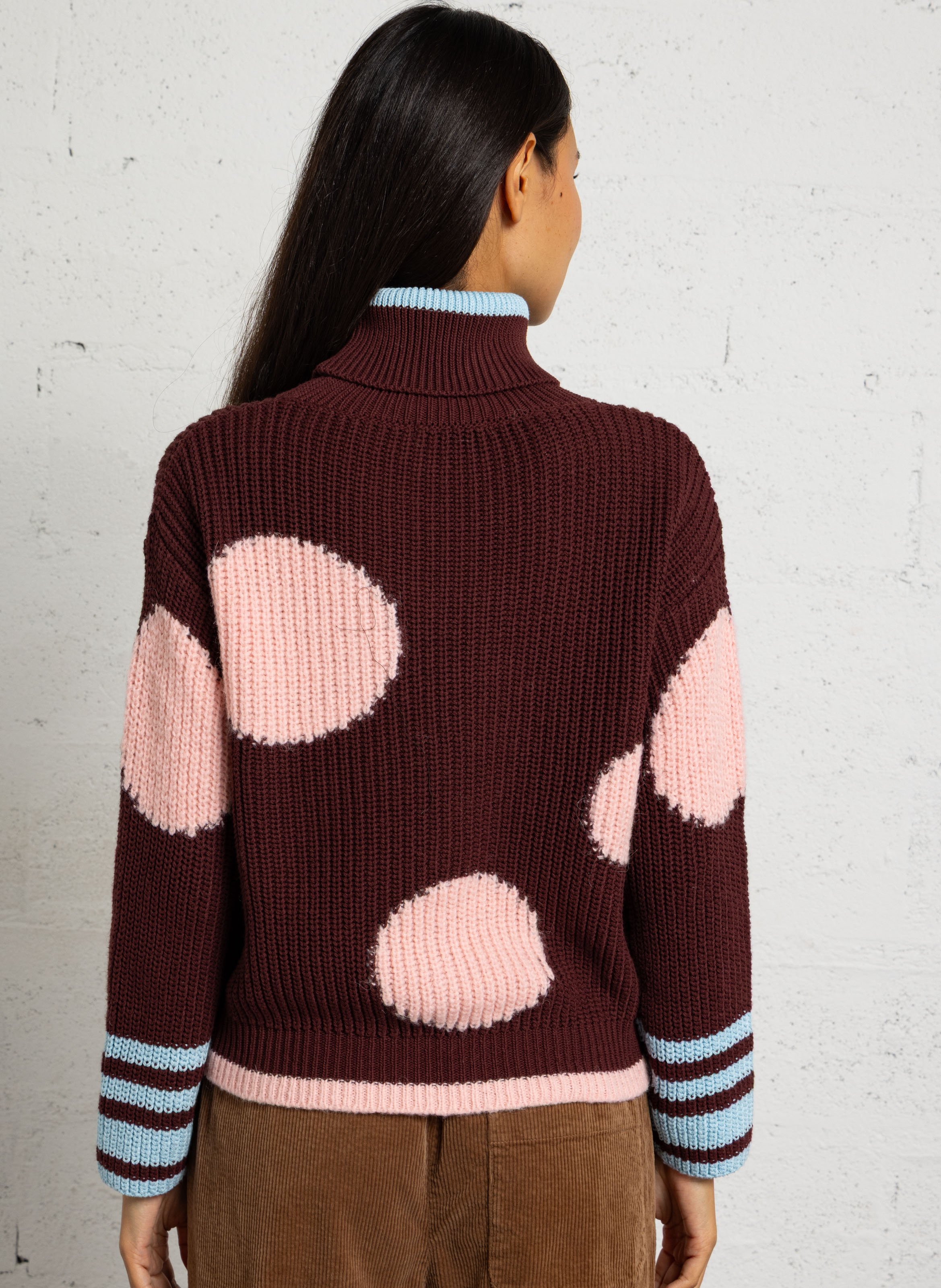 Gerader Rollkragenpullover mit Punkten. DR BLOOM Violett