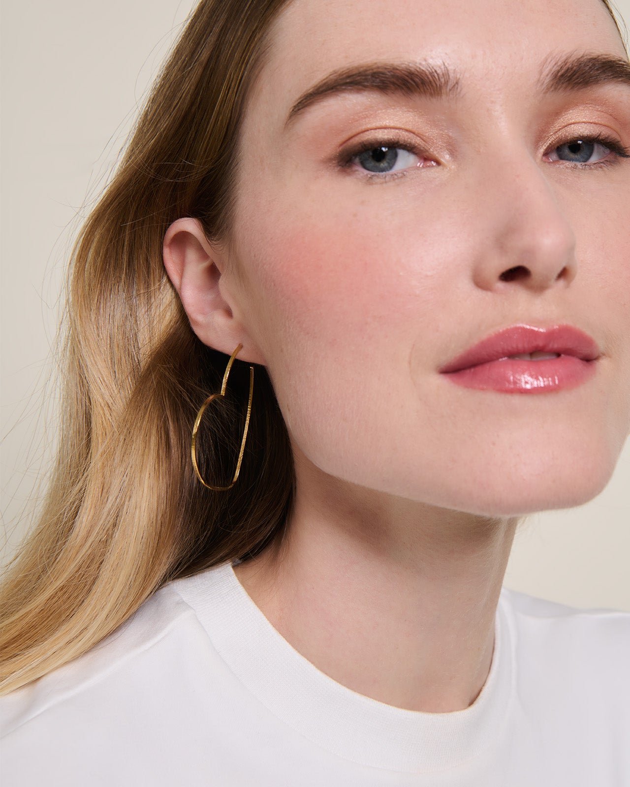 Heart-shaped golden hoop earrings EMOI EMOI Golden