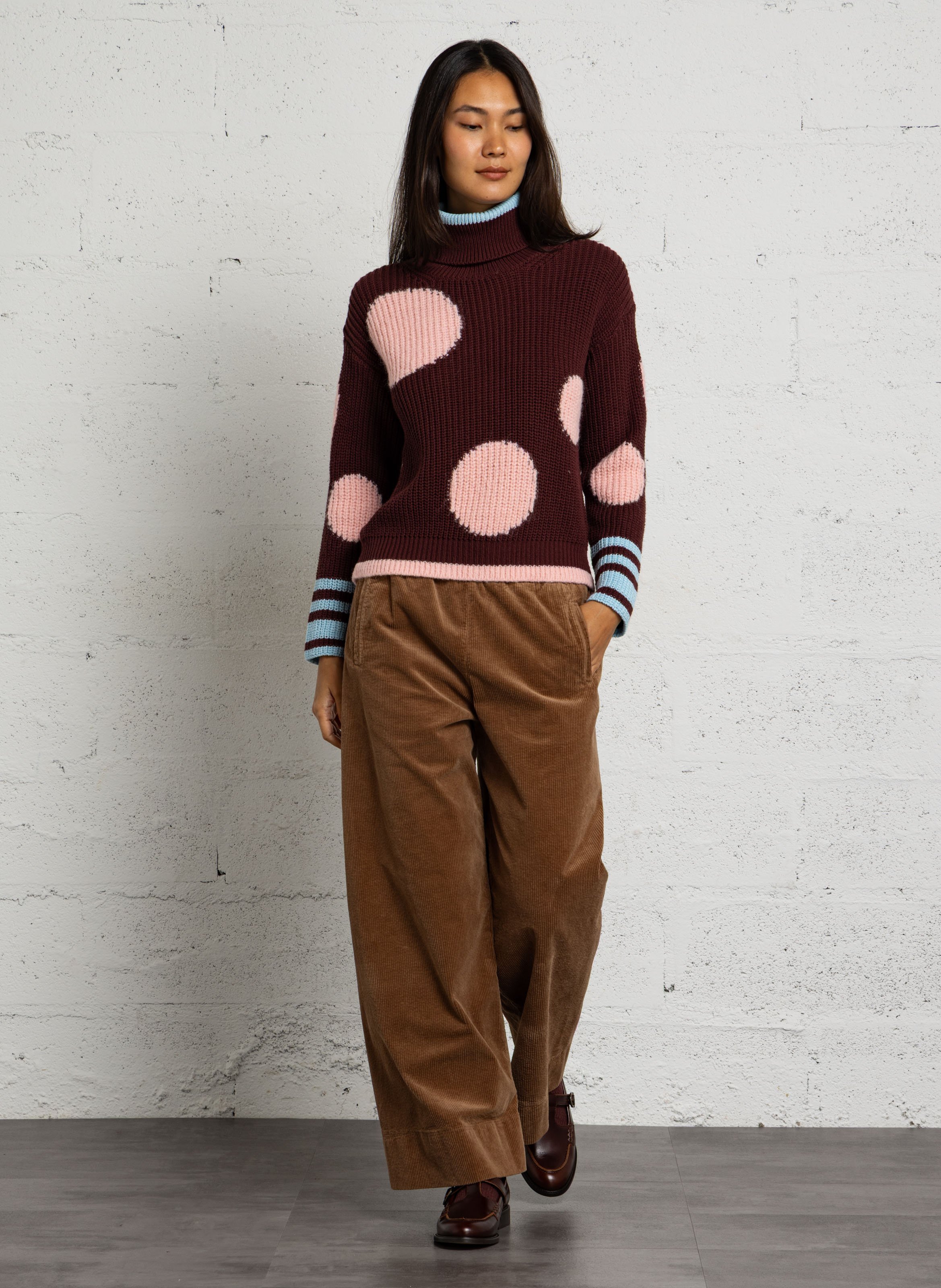 Gerader Rollkragenpullover mit Punkten. DR BLOOM Violett