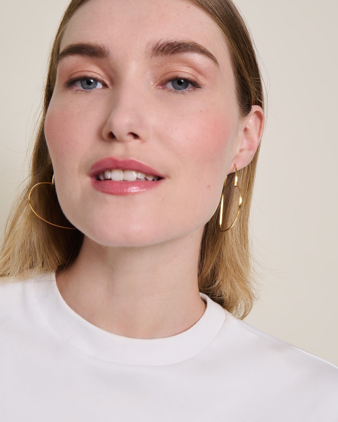 Heart-shaped golden hoop earrings EMOI EMOI Golden