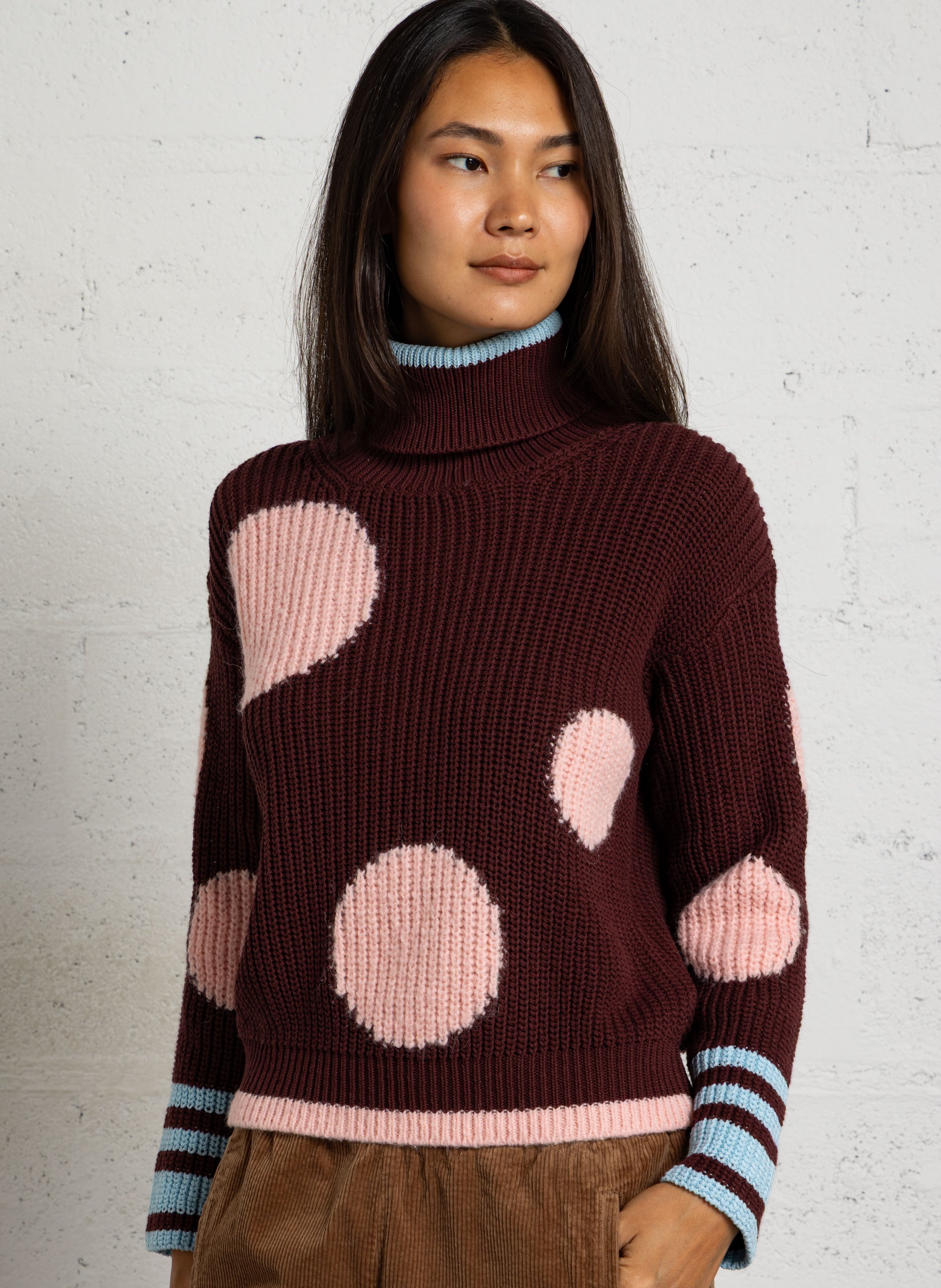 Gerader Rollkragenpullover mit Punkten. DR BLOOM Violett