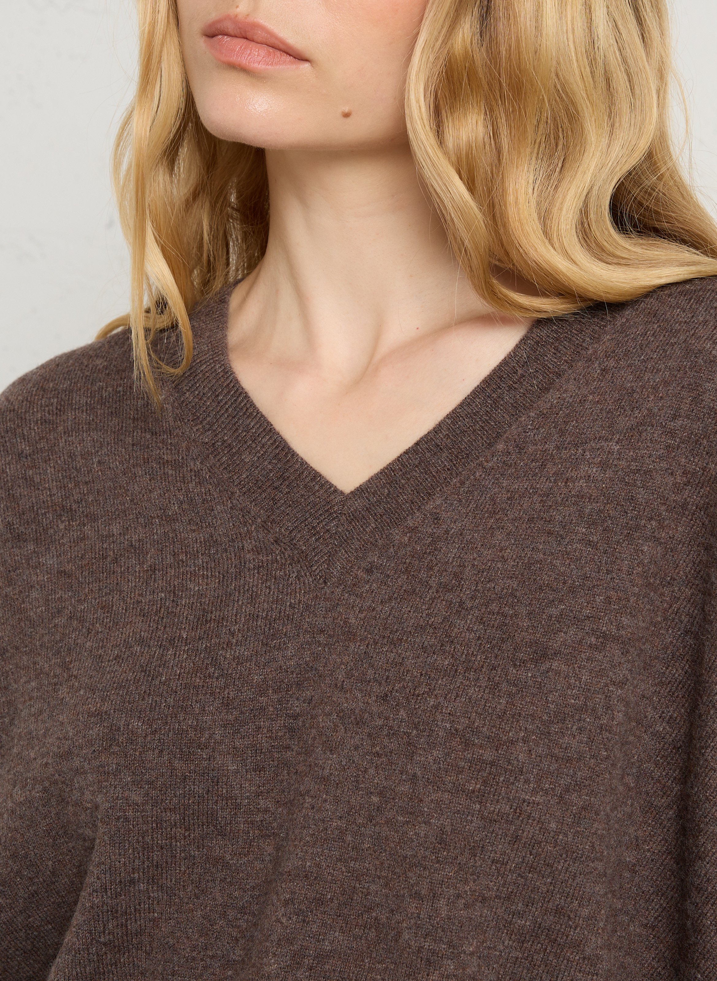 Ruime wollen V-hals trui met studs BERENICE Bruin