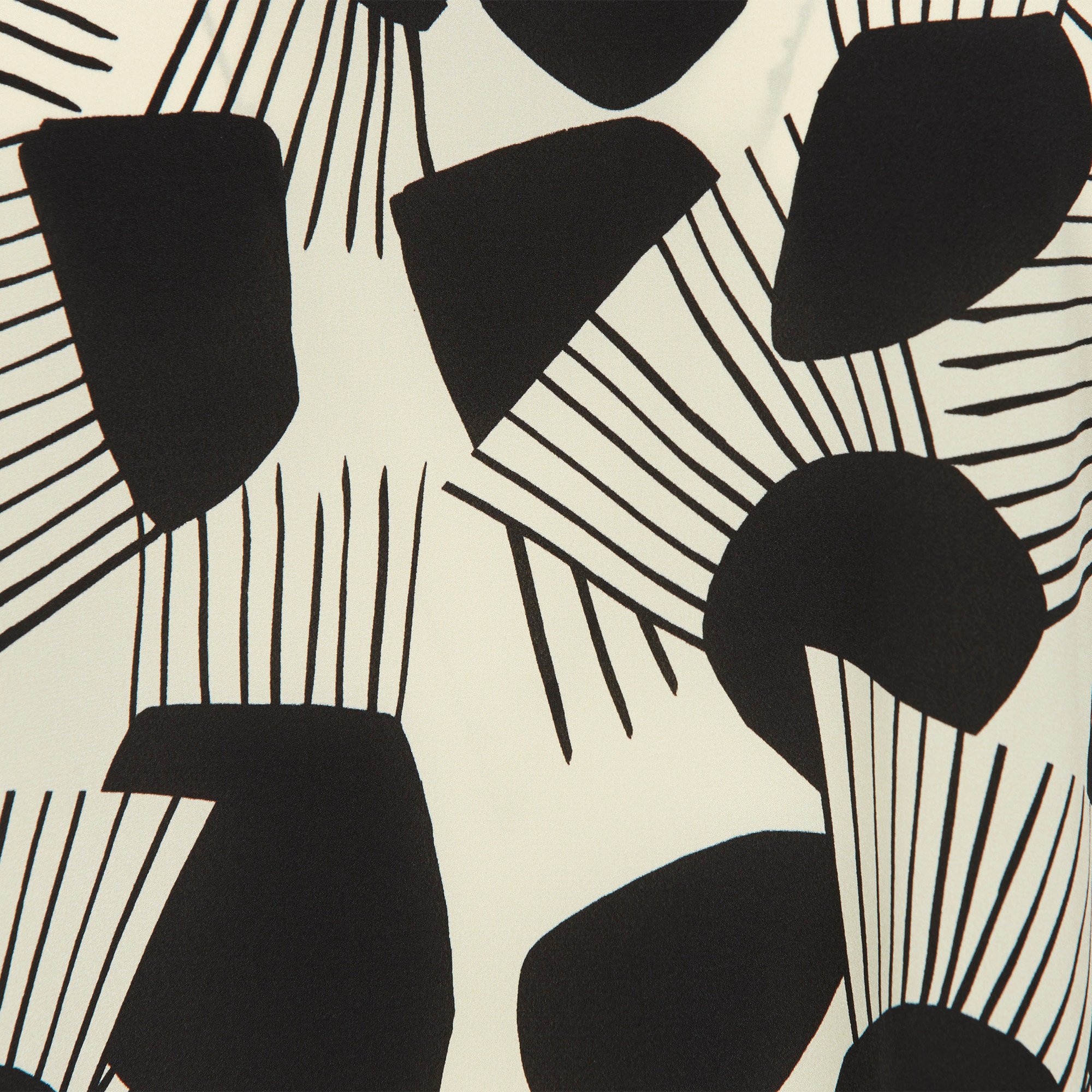 Top col rond imprimé graphique en soie ATTIC AND BARN Blanc