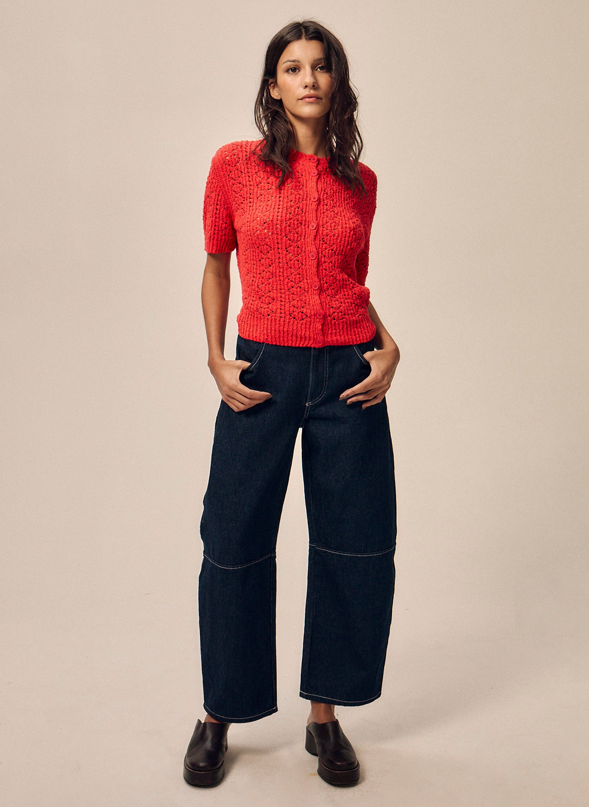 Gebreid ajourvest met knopen NITAH Rood