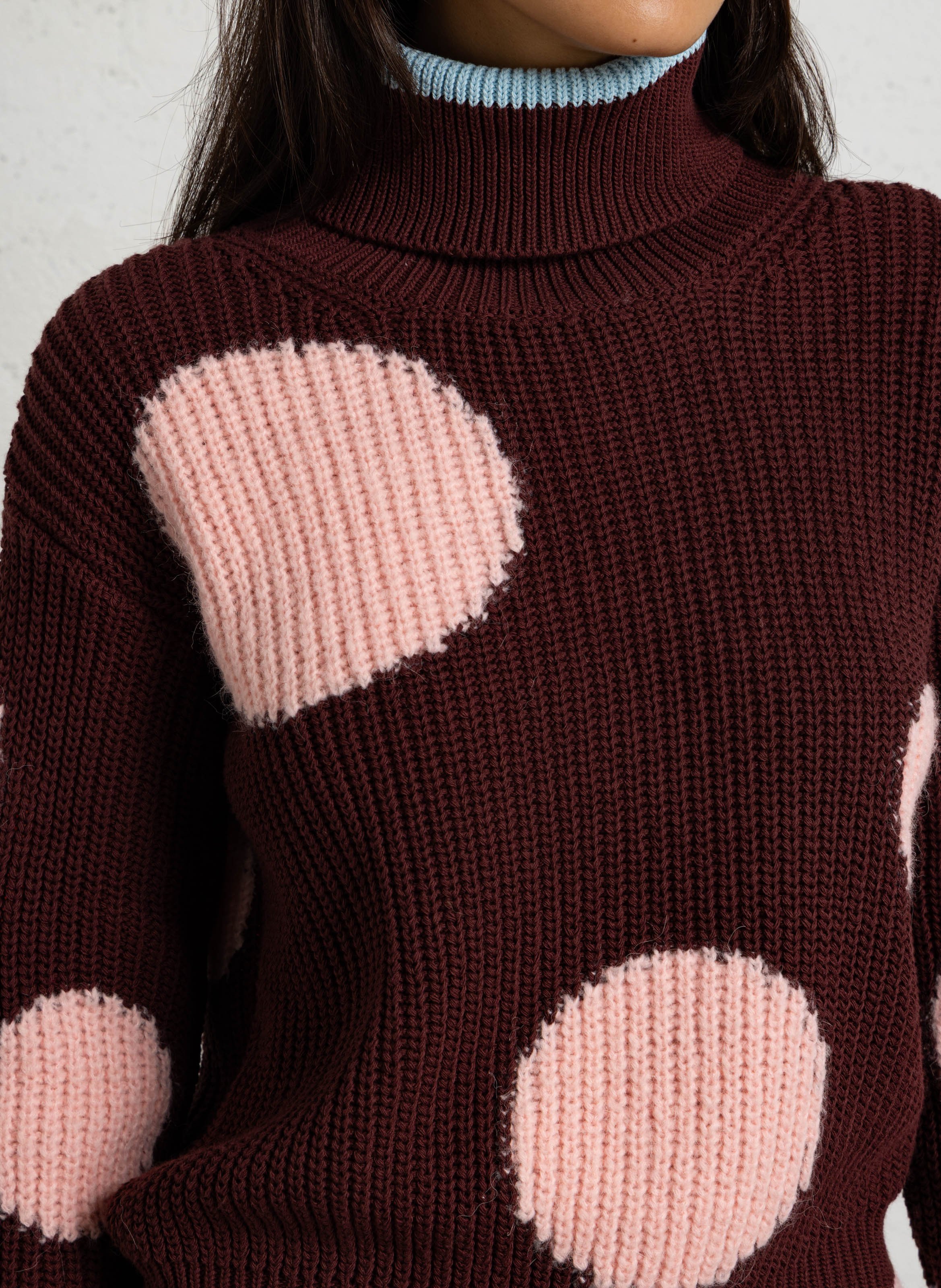 Gerader Rollkragenpullover mit Punkten. DR BLOOM Violett