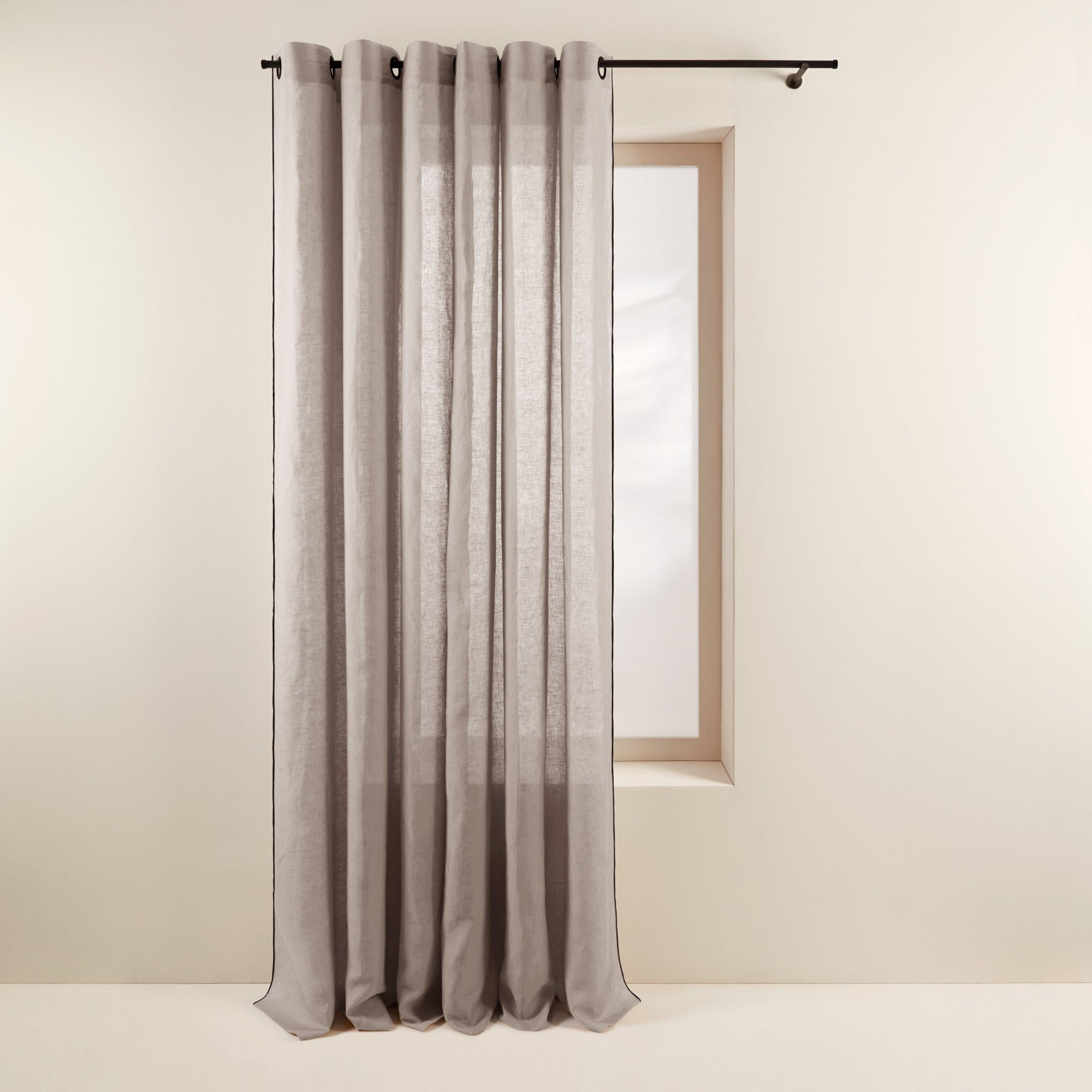 Curtain with black eyelets MADURA