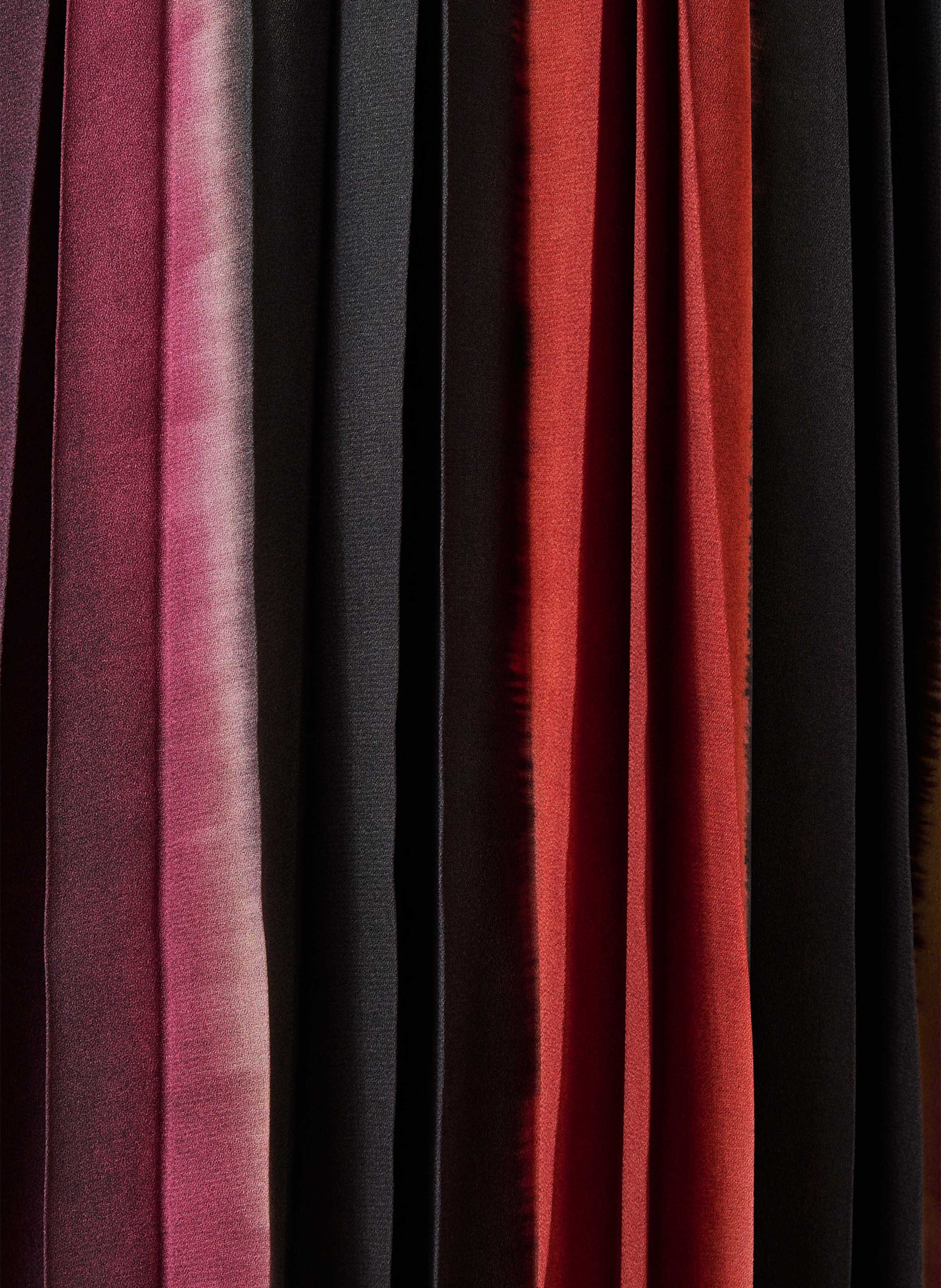 Bedrucktes Plisseekleid mit V-Ausschnitt LA FEE MARABOUTEE Mehrfarbig