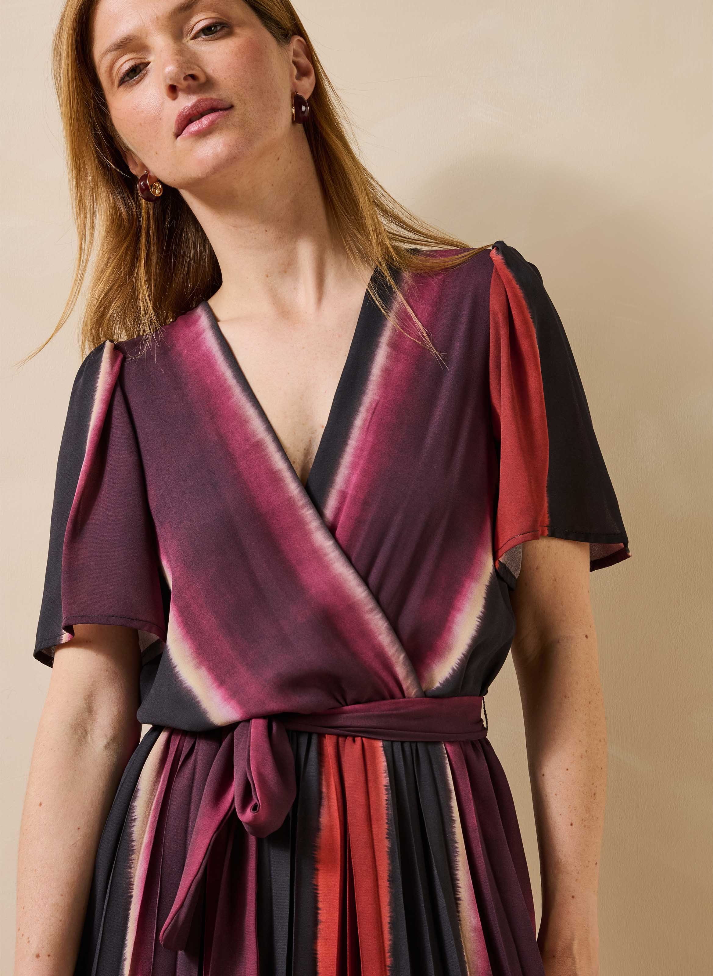 Bedrucktes Plisseekleid mit V-Ausschnitt LA FEE MARABOUTEE Mehrfarbig