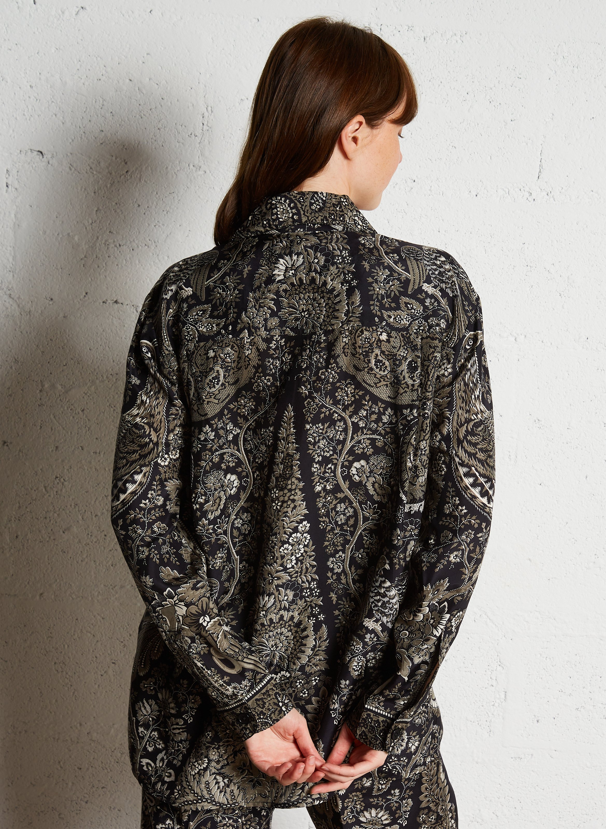 Gerade geschnittenes Seidenhemd mit klassischem Kragen Schwarz