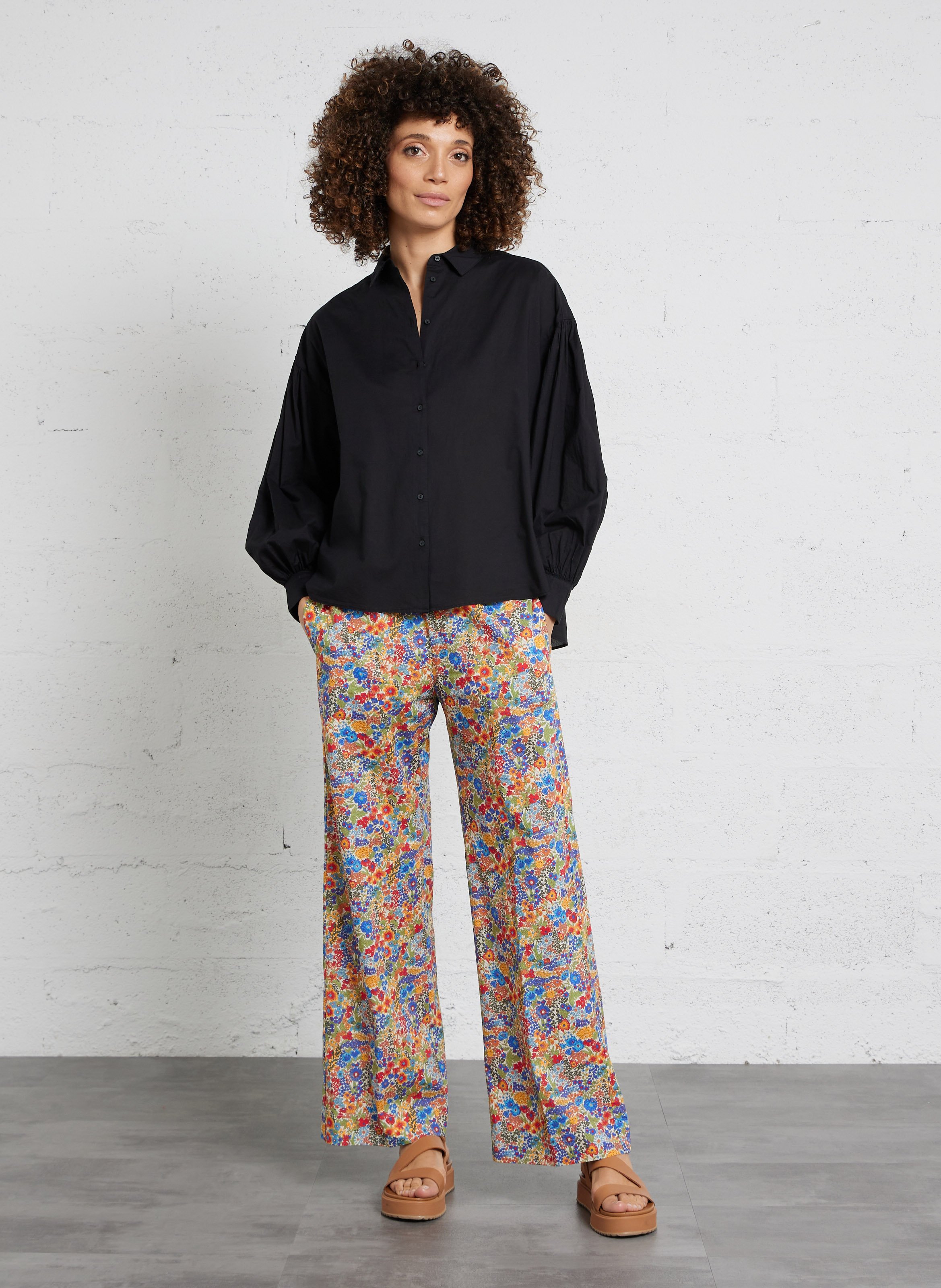 Weit geschnittene Baumwollbluse mit klassischem Kragen SUD EXPRESS Schwarz