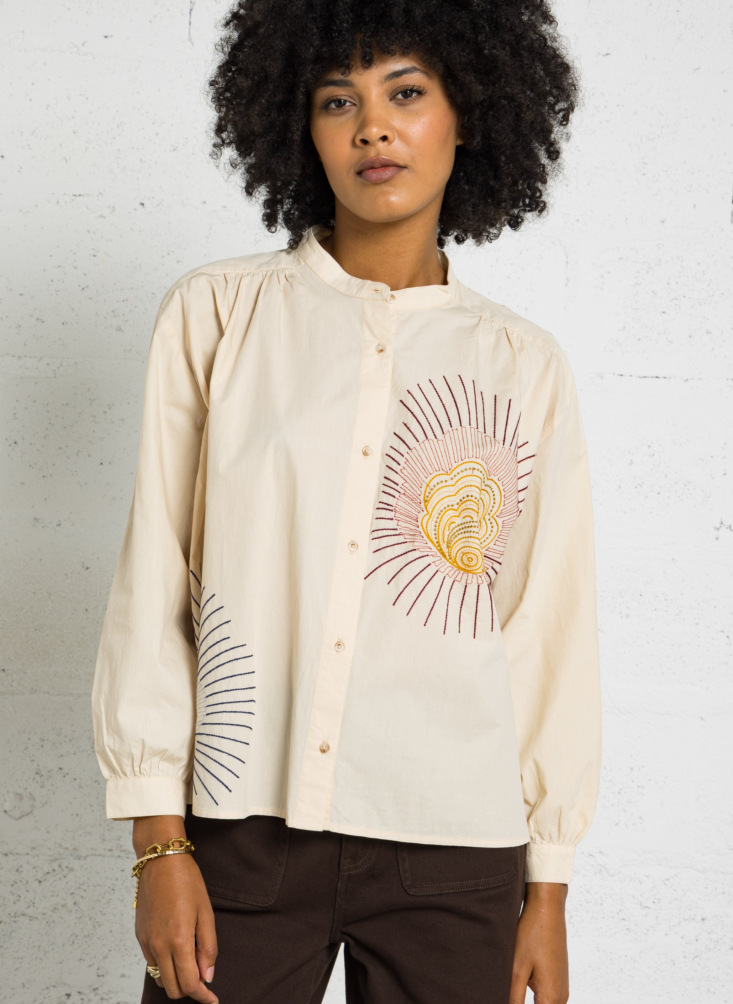 Gerade geschnittene Bluse aus Bio-Baumwolle mit Rundhalskragen und Print SACRECOEUR