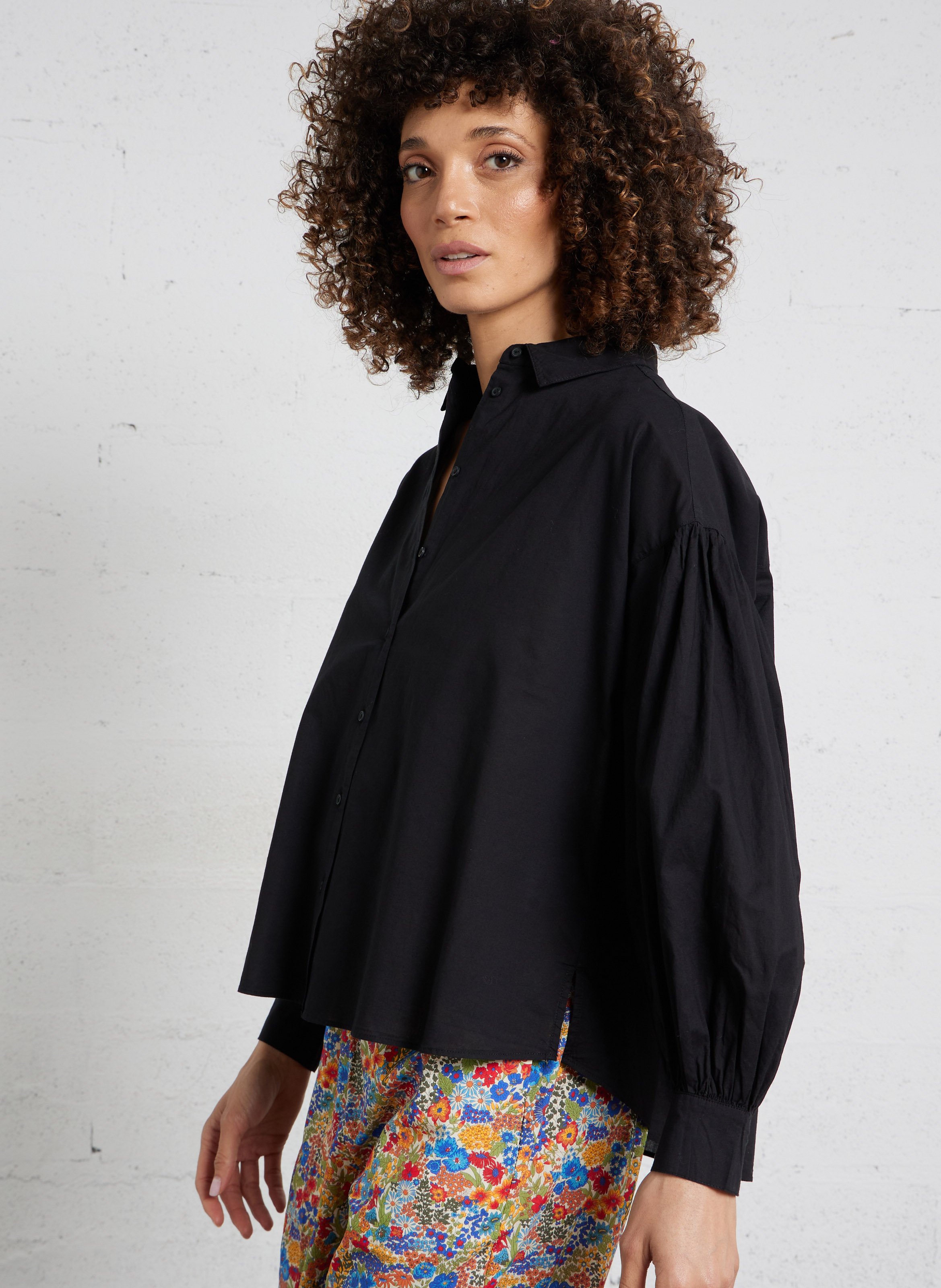 Weit geschnittene Baumwollbluse mit klassischem Kragen SUD EXPRESS Schwarz