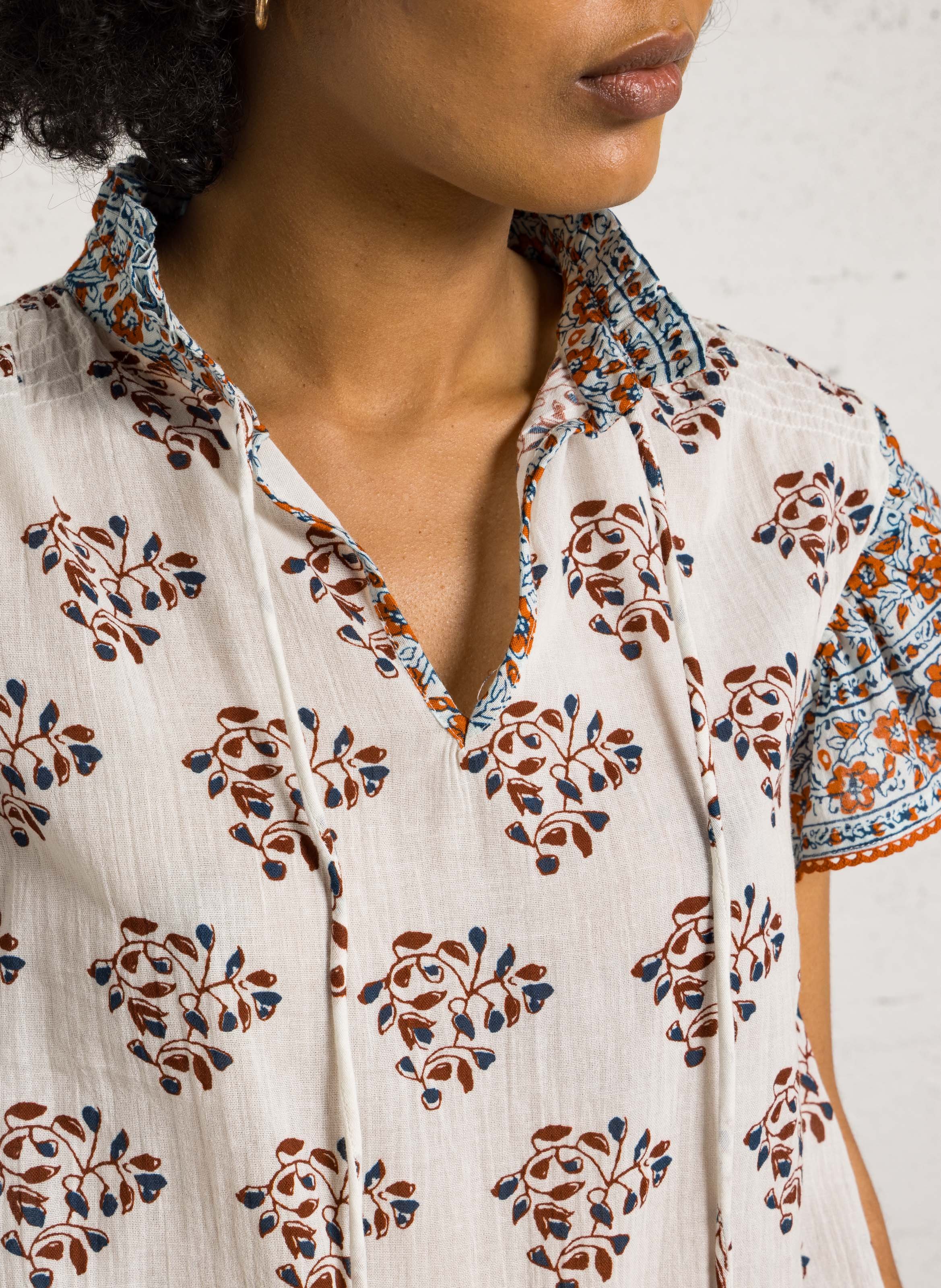 Henley-Top mit floralem Print M.A.B.E Weiss