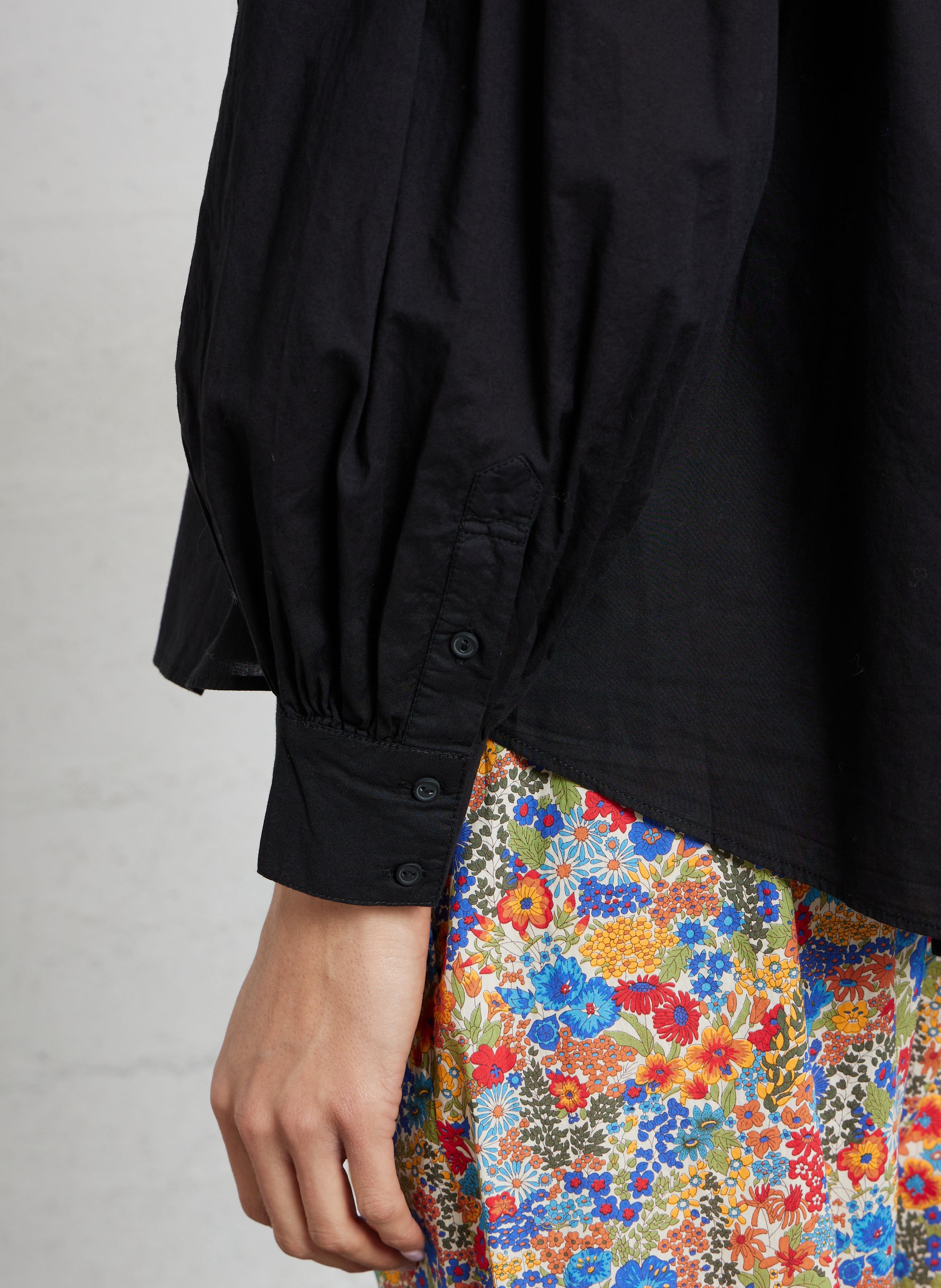 Weit geschnittene Baumwollbluse mit klassischem Kragen SUD EXPRESS Schwarz