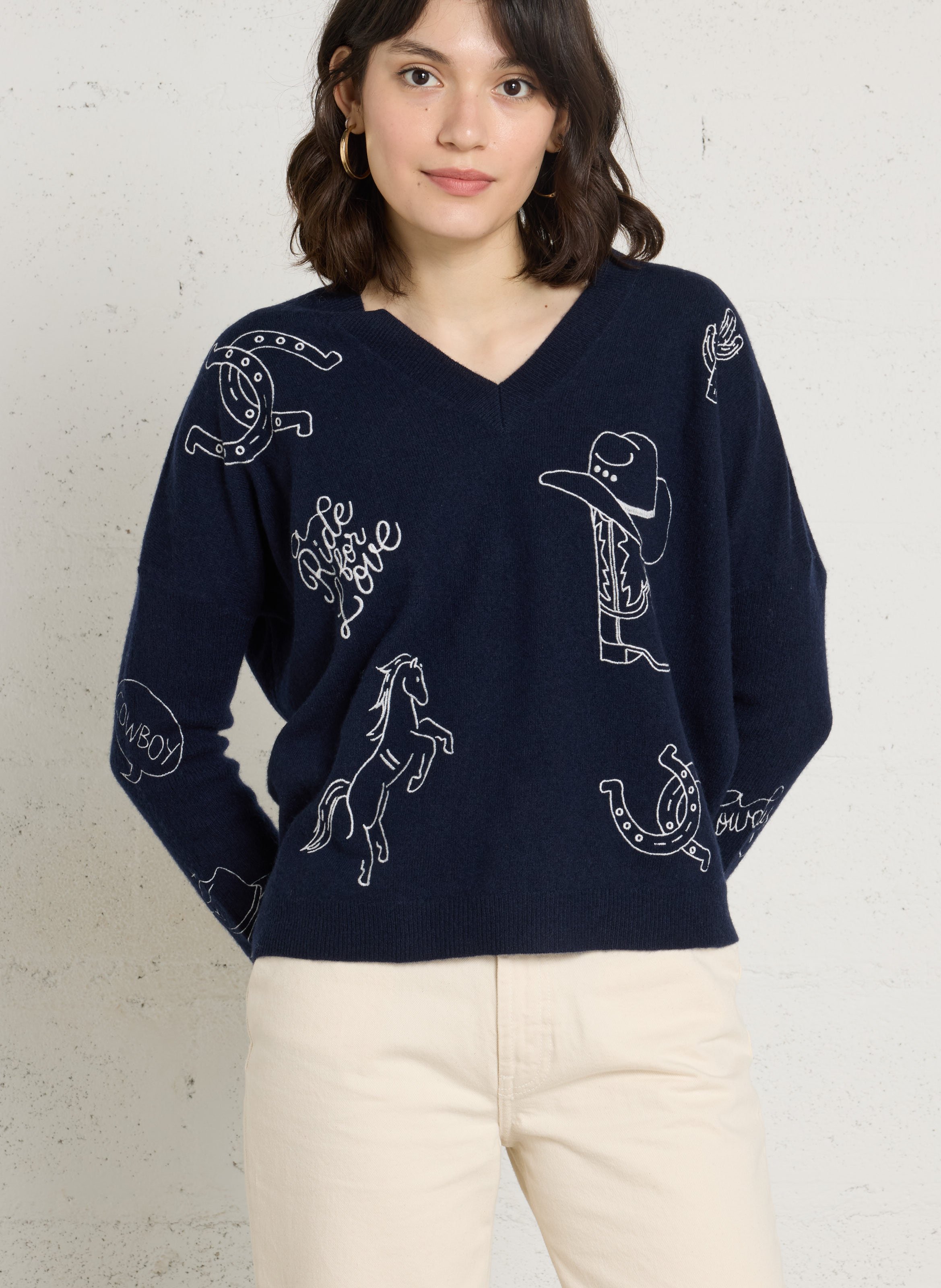 Pull ample col V brodé en laine BERENICE Bleu