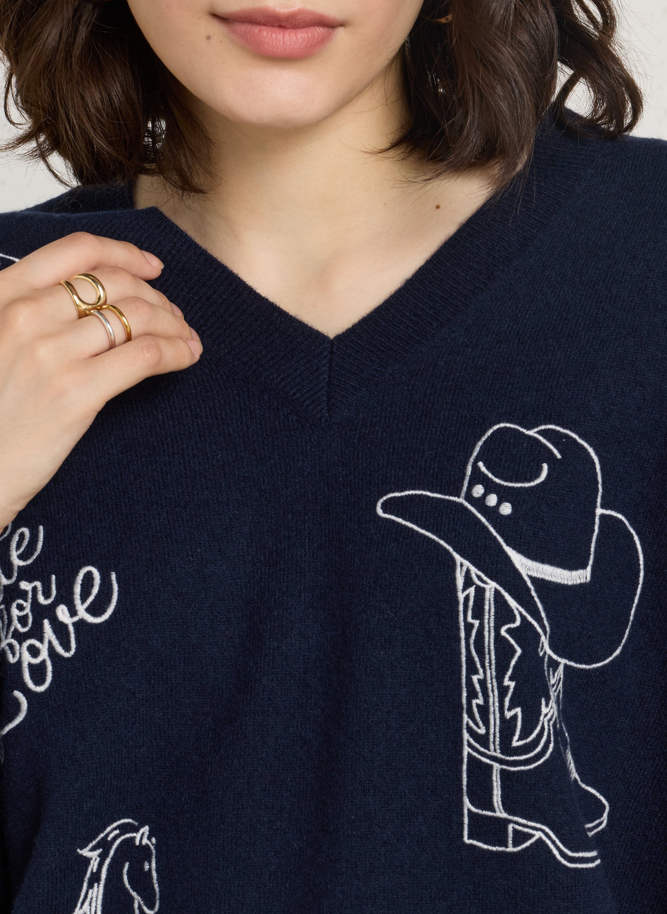 Pull ample col V brodé en laine BERENICE Bleu