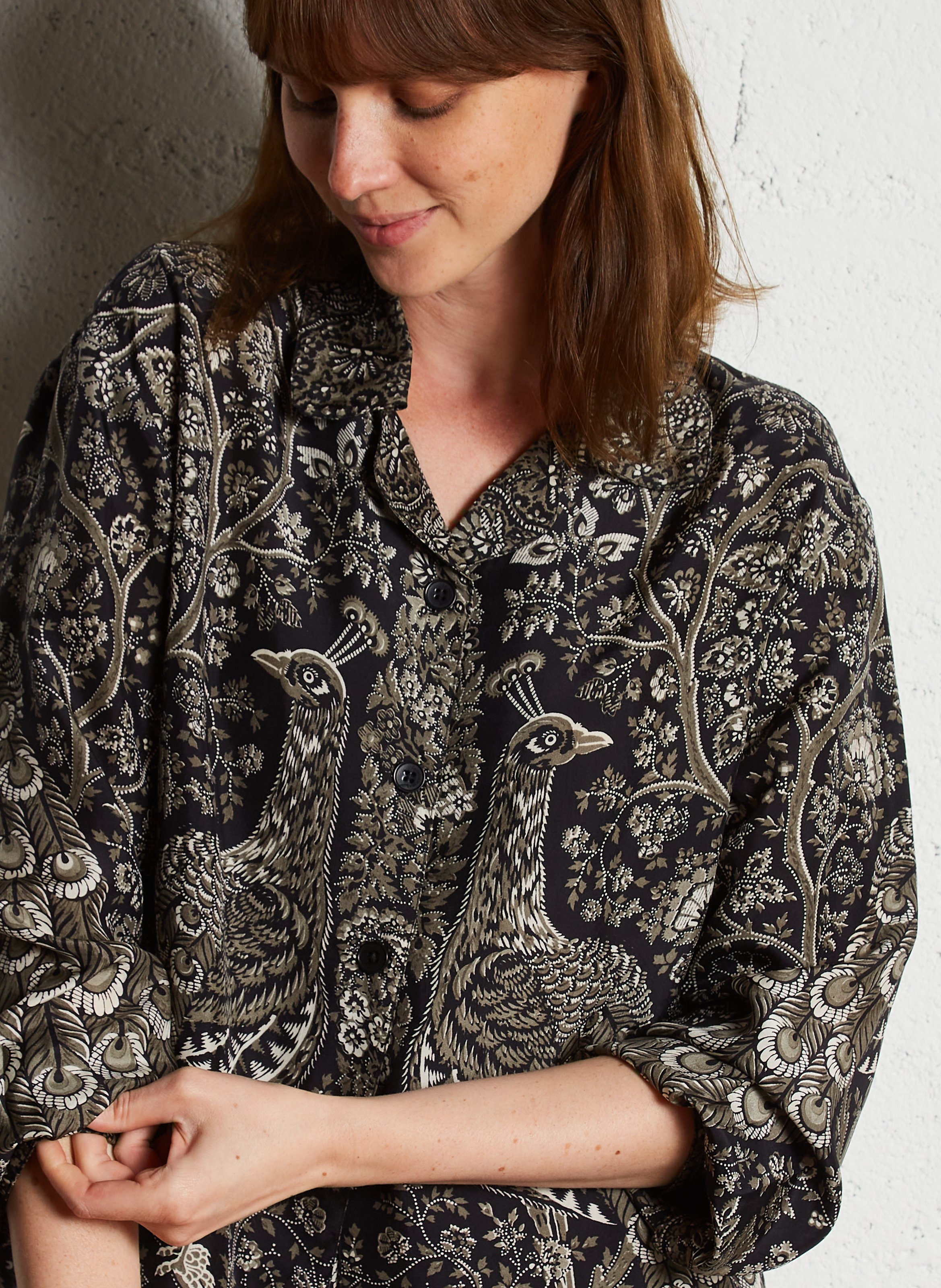 Gerade geschnittenes Seidenhemd mit klassischem Kragen Schwarz