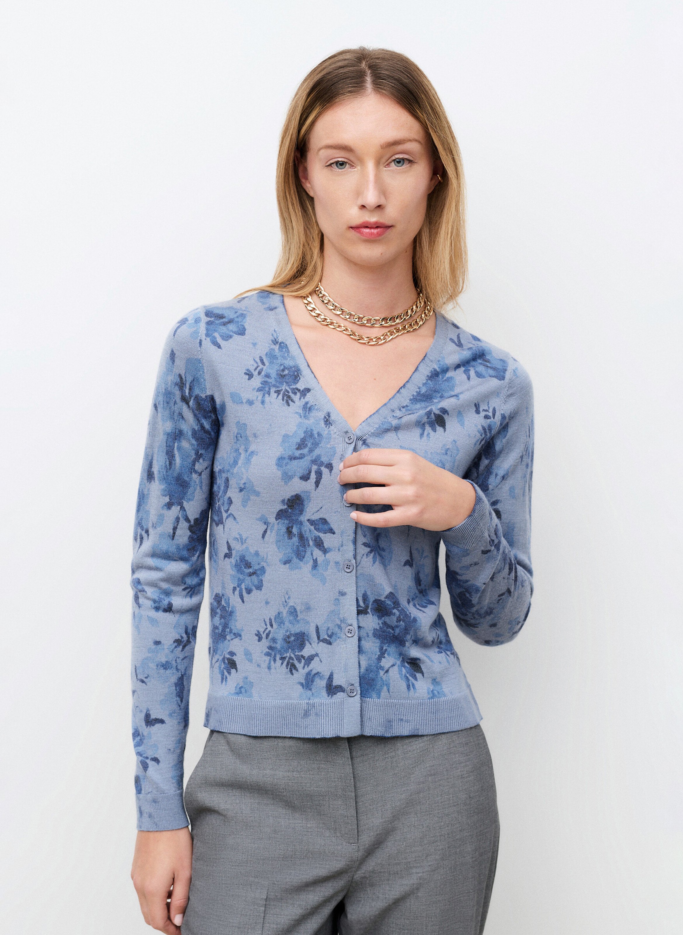 Gerader Strickweste mit V-Ausschnitt aus bedruckter Wollmischung. CAROLL Blau