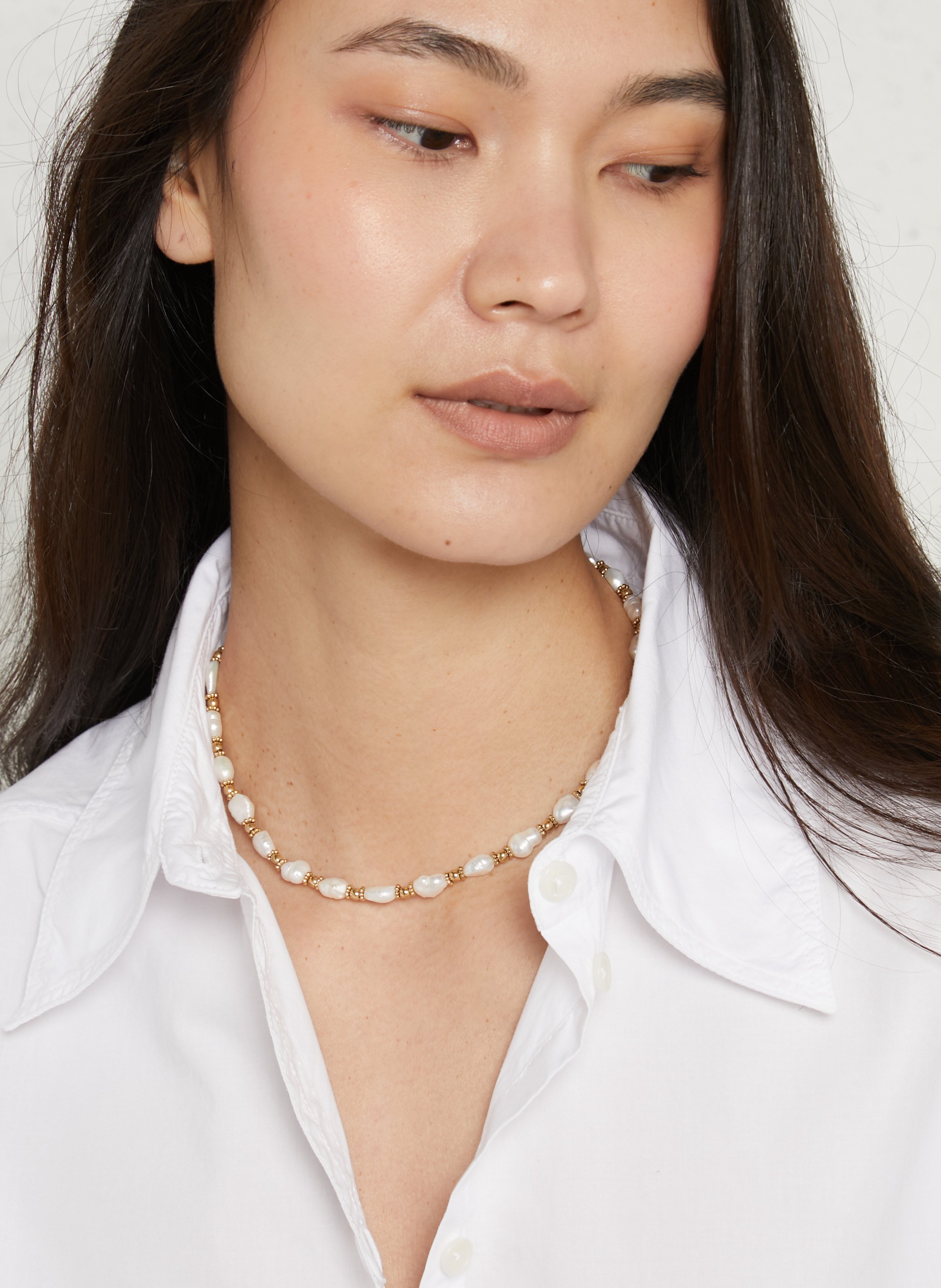 Ketting met parels van parelmoer. AU PRINTEMPS PARIS Wit