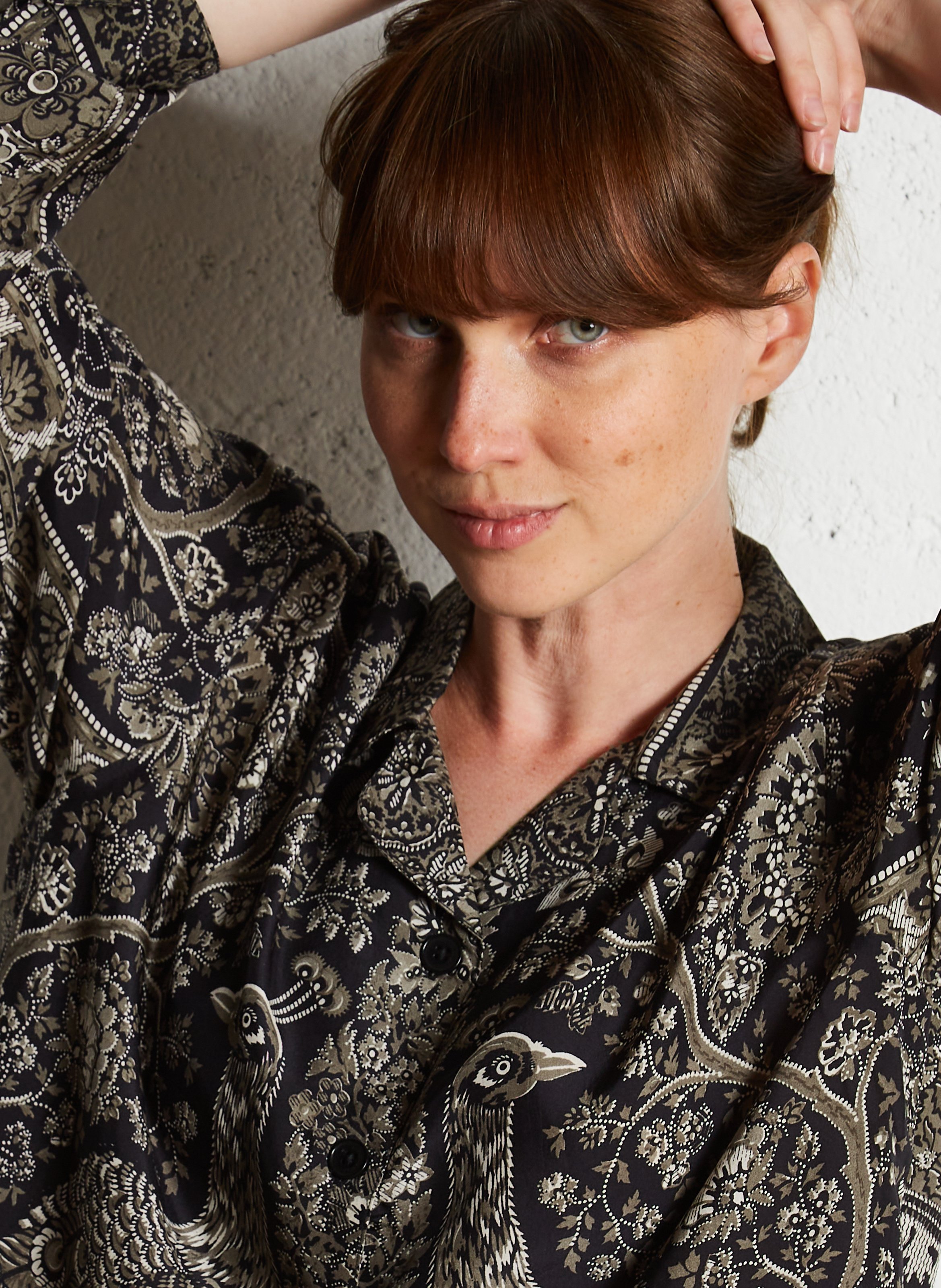 Gerade geschnittenes Seidenhemd mit klassischem Kragen Schwarz