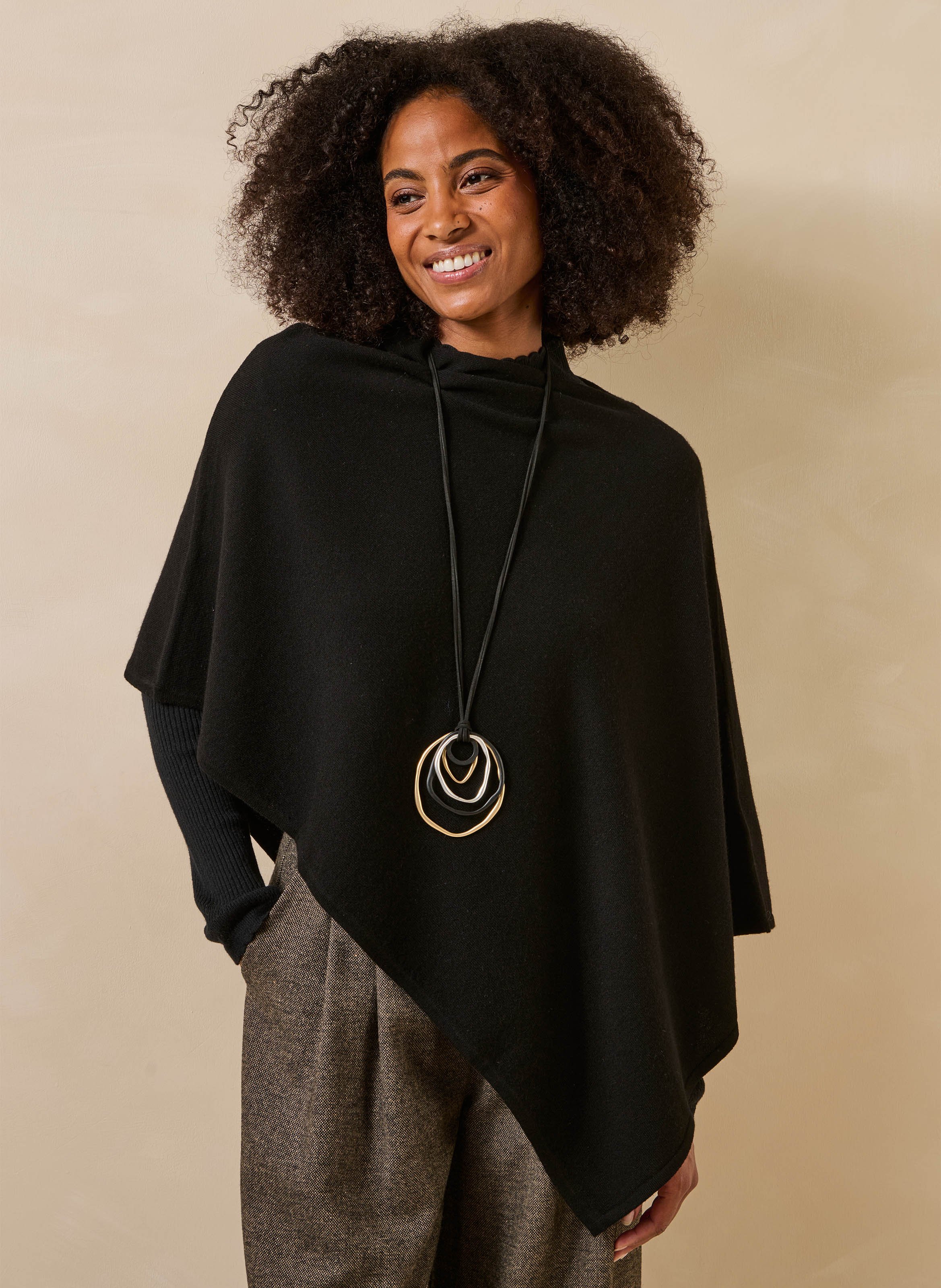 Asymmetrischer Poncho aus Wolle und Kaschmir LA FEE MARABOUTEE