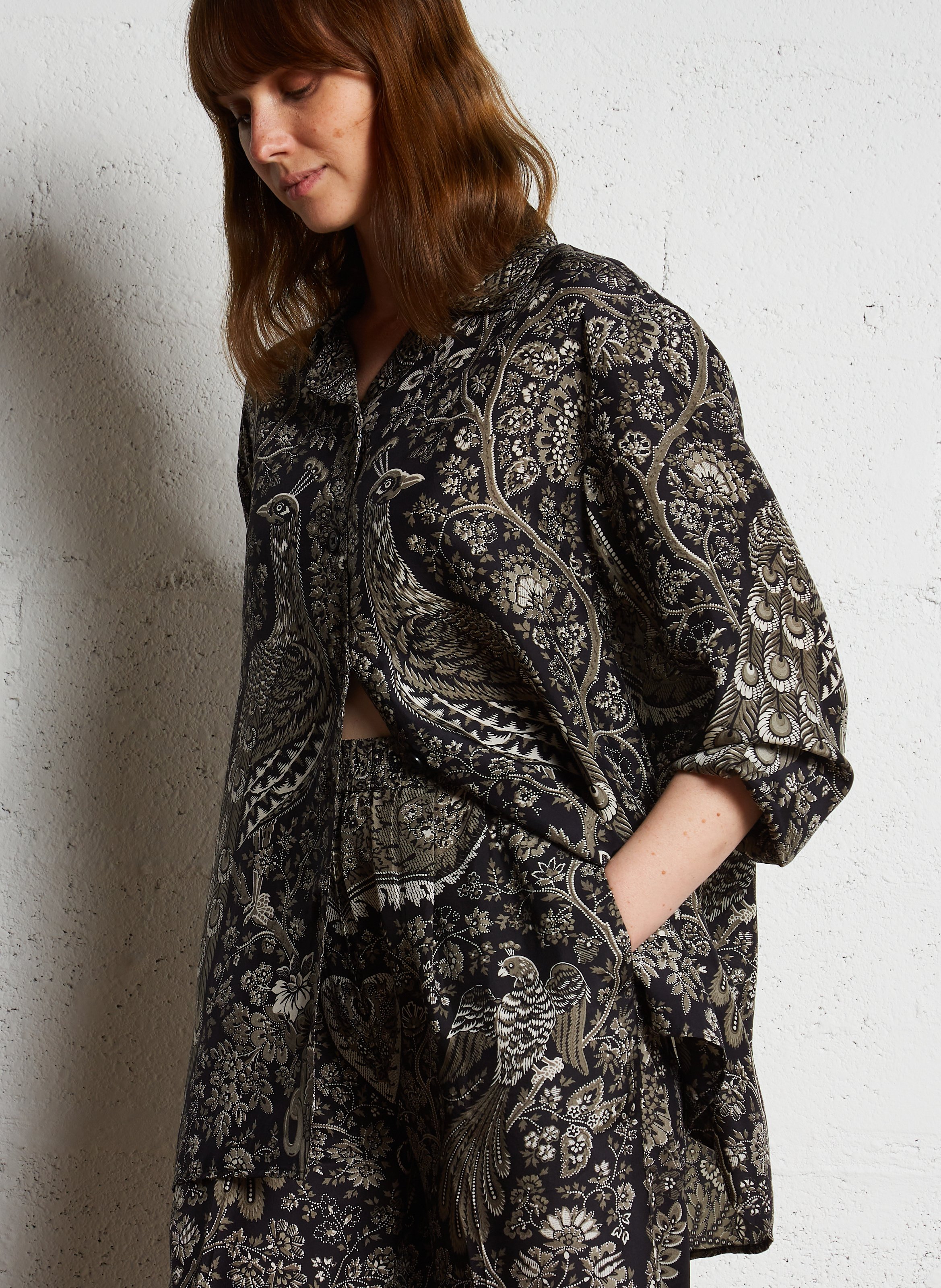 Gerade geschnittenes Seidenhemd mit klassischem Kragen Schwarz