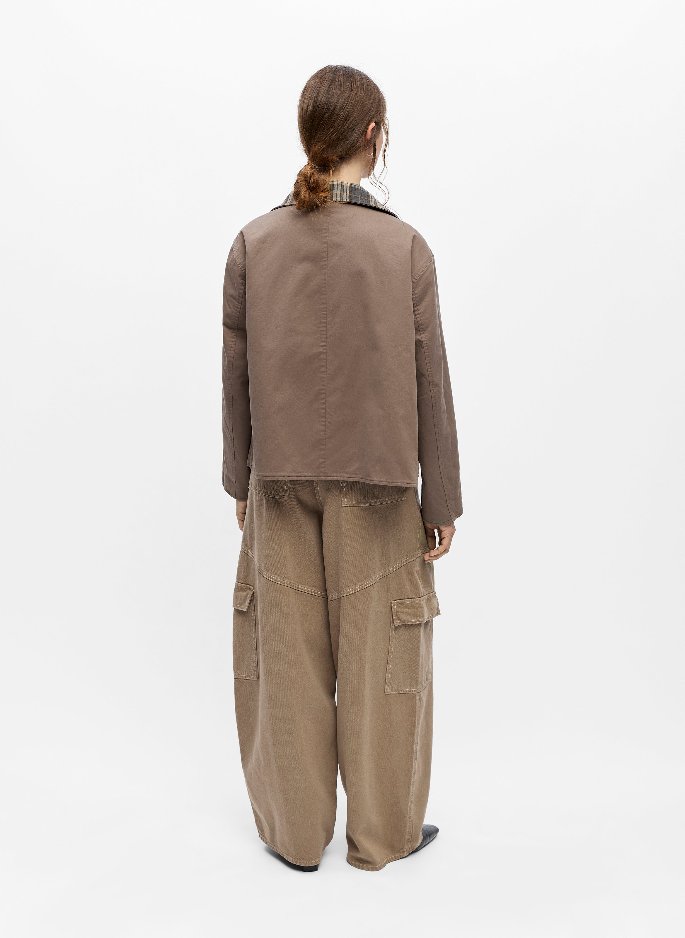 Gerade geschnittene Wendebomberjacke mit Stehkragen aus Baumwolle. OBJECT Braun