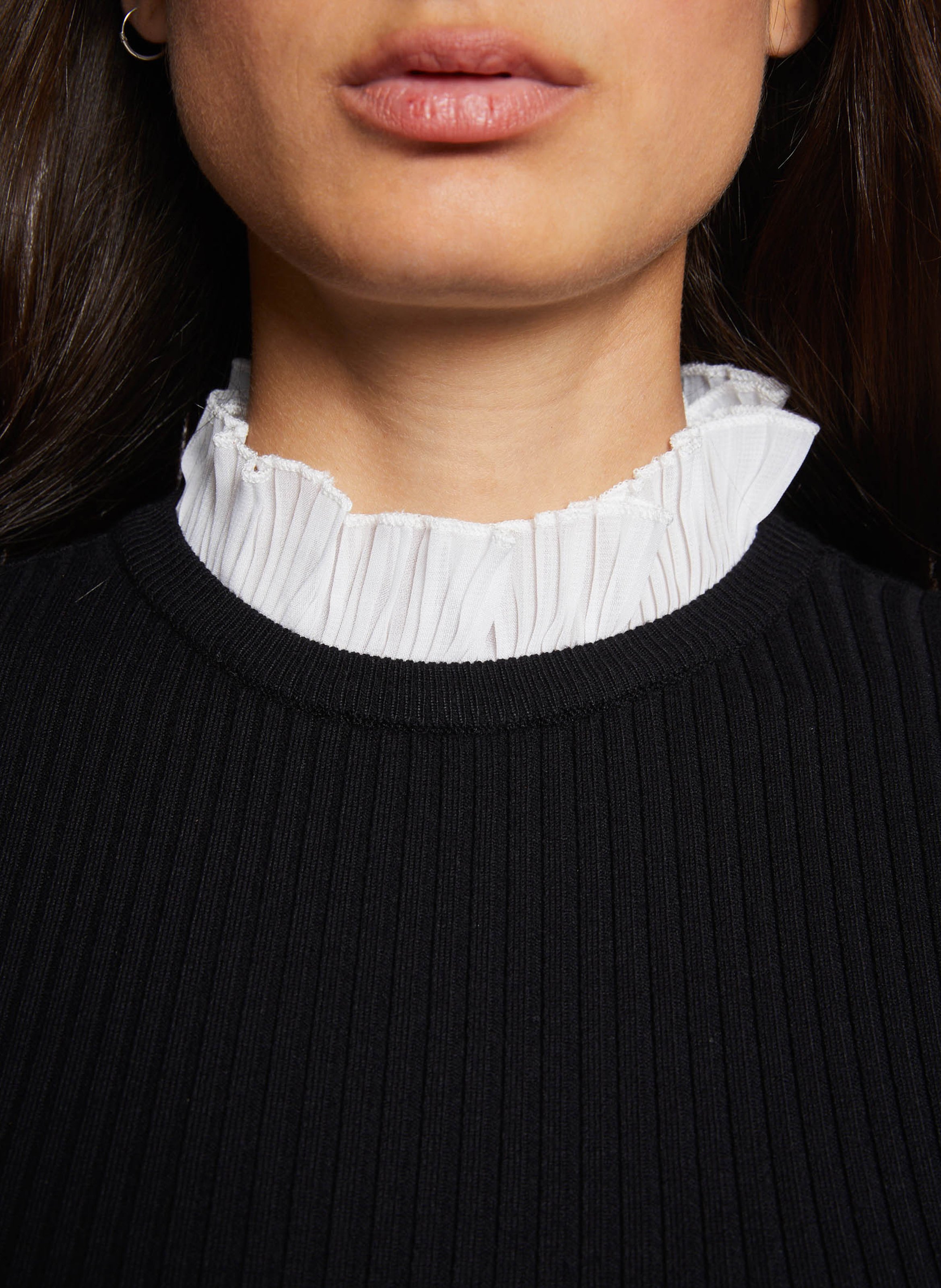 - Ronde hals,
- Gevoerd effect: Victoriaanse kraag,
- Recht model,
- Lange mouwen. MORGAN Zwart