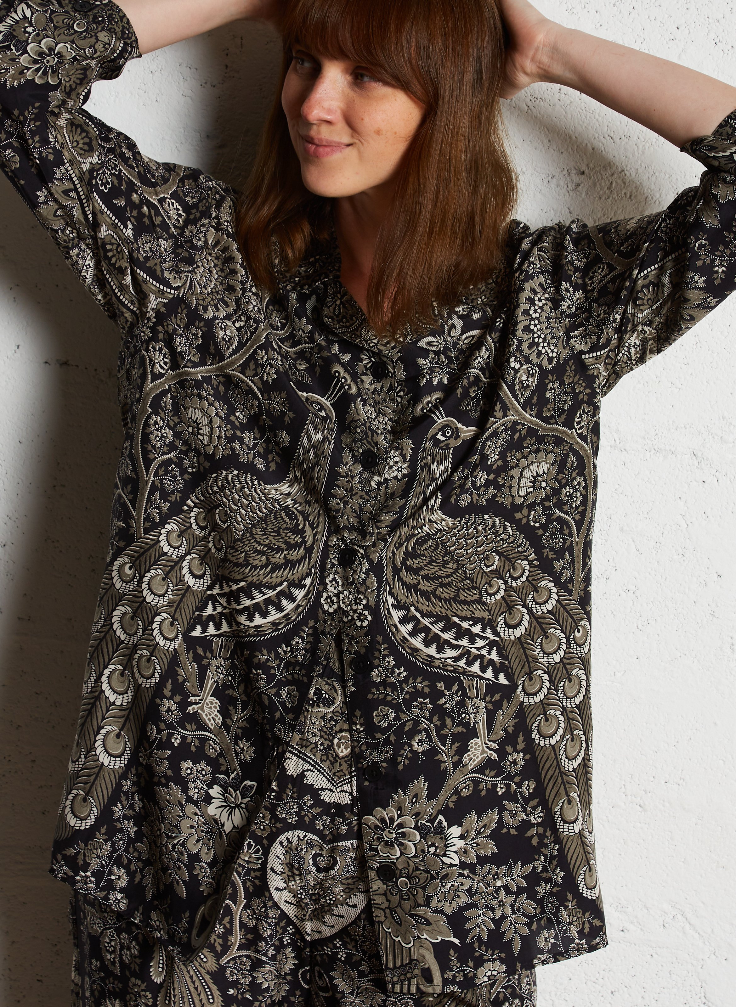 Gerade geschnittenes Seidenhemd mit klassischem Kragen Schwarz